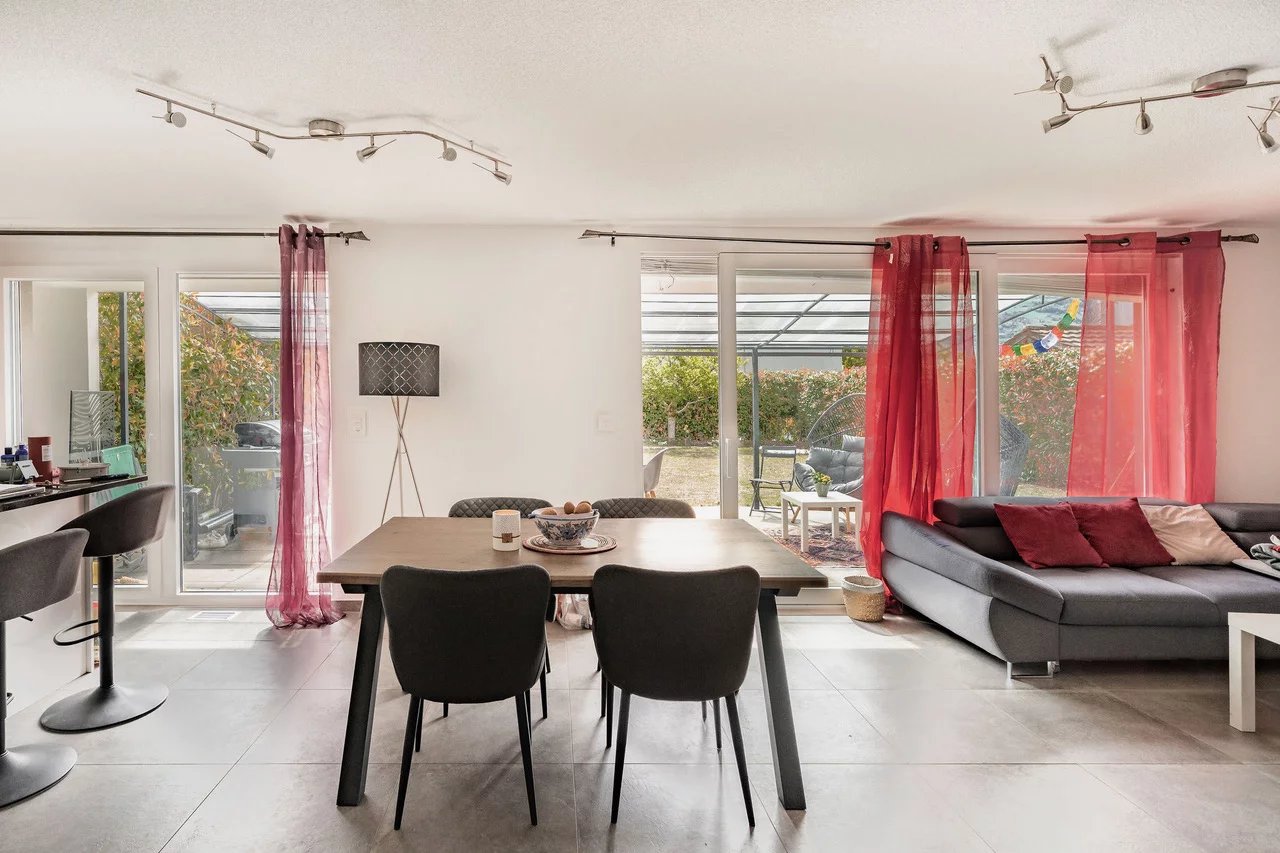 Semi-detached duplex + basement, with garden