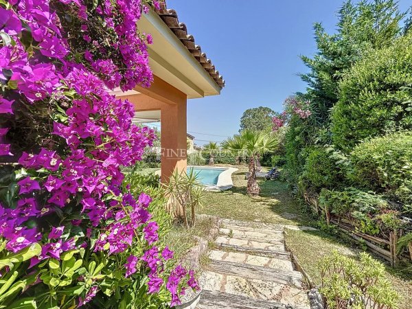 Villa for sale in Mandelieu in private domain with partial sea view — photo 4