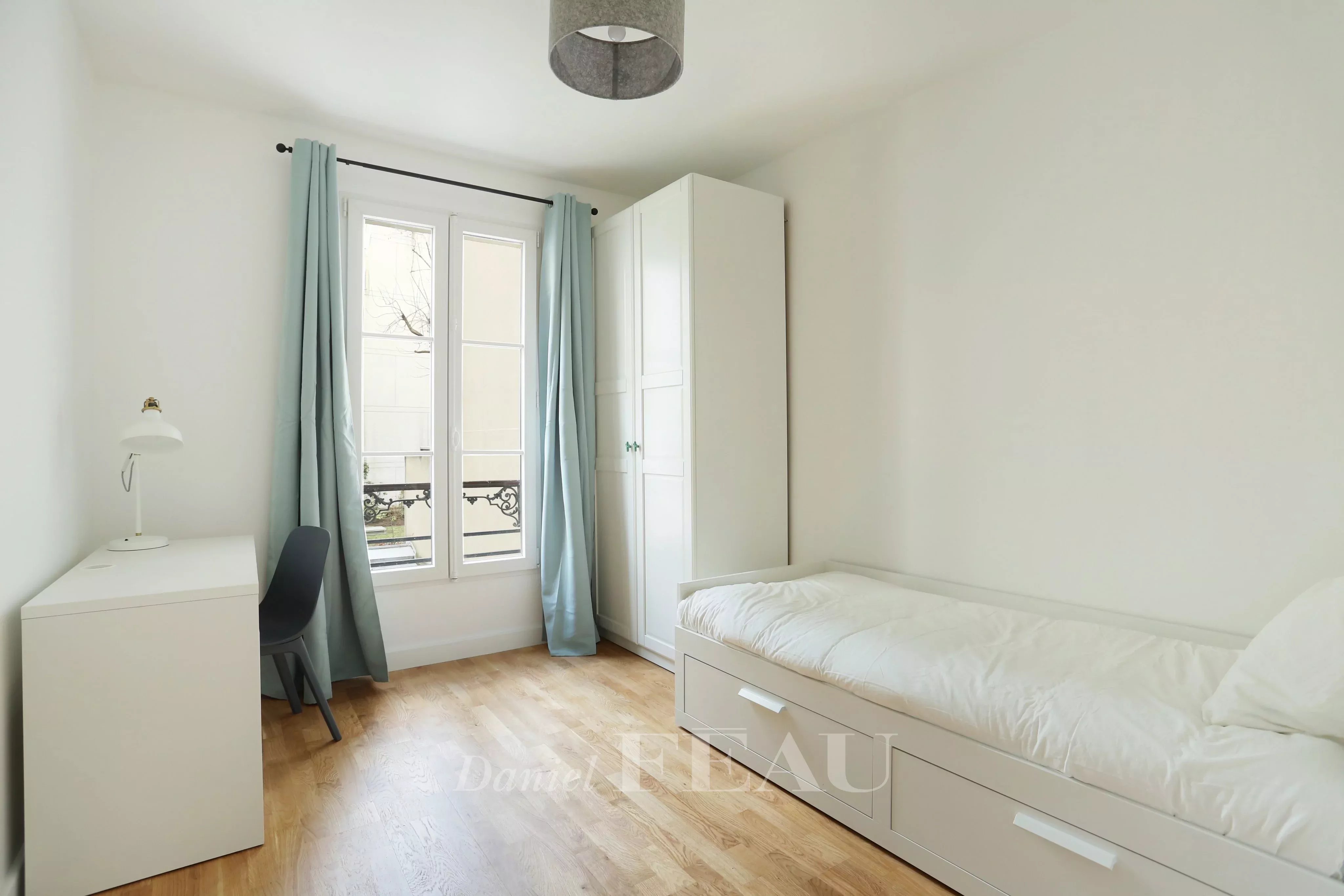chambre avec lit simple pouvant se convertir en lit double 