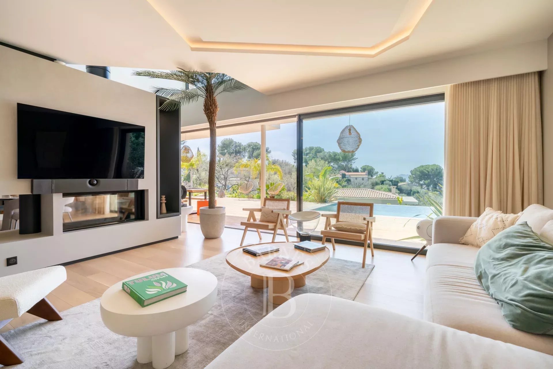 CLOSE TO CANNES - CONTEMPORARY VILLA OVERLOOKING THE ESTEREL - 4 CHAMBRES