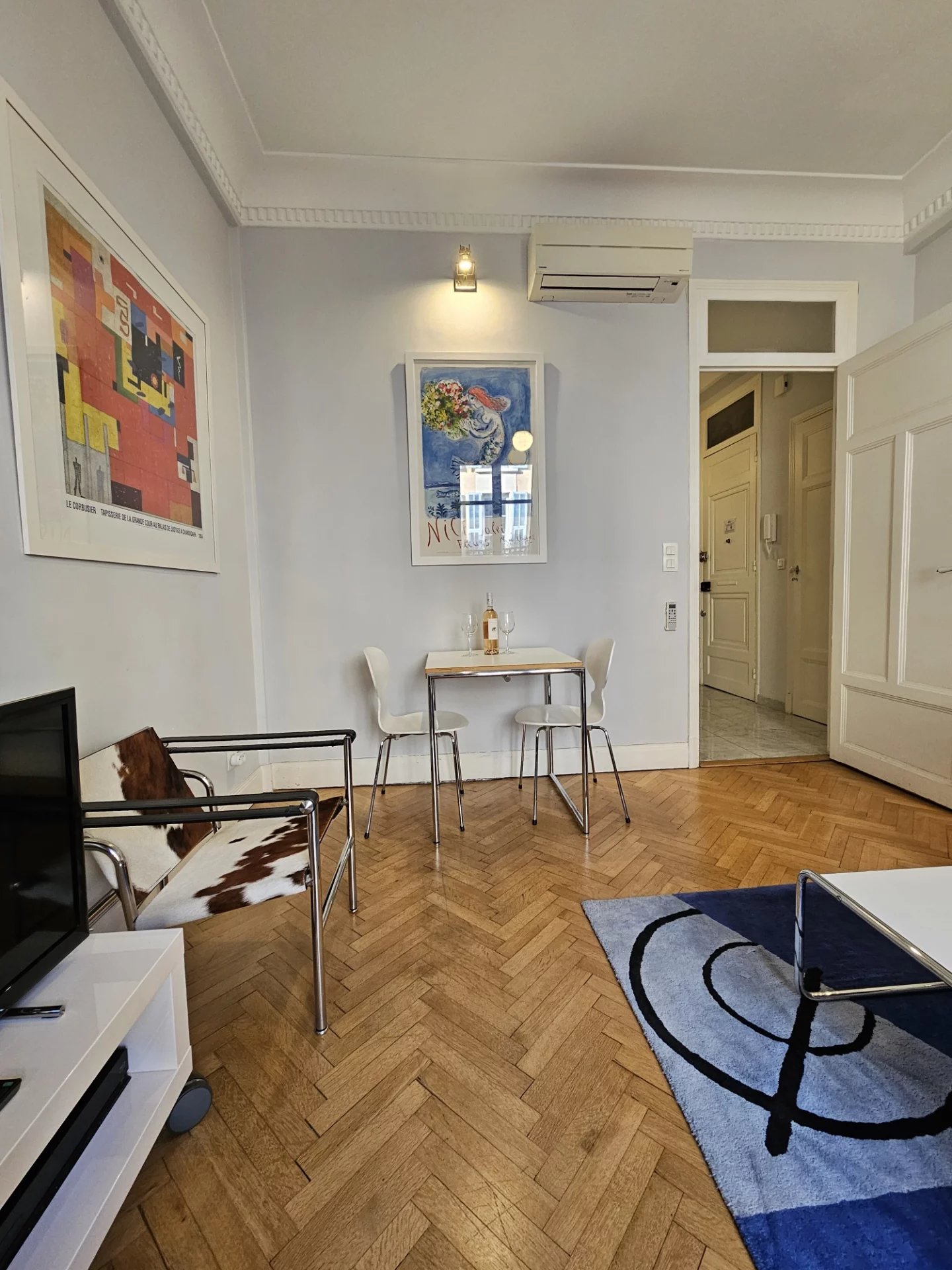 Spacious 2 room apartment in popular Carré d'Or