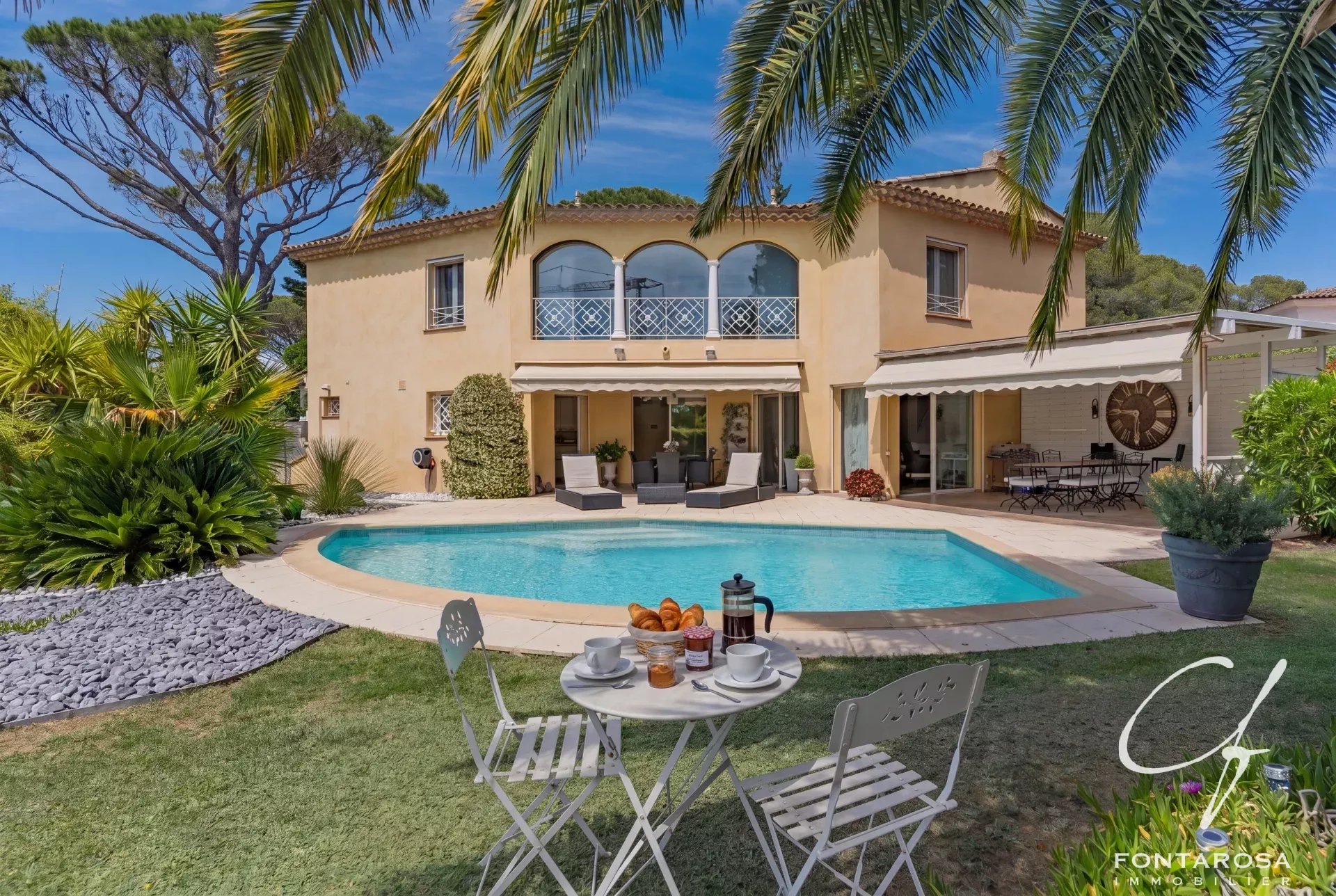ÉLÉGANTE VILLA NÉO-PROVENÇALE À SAINT RAPHAEL
