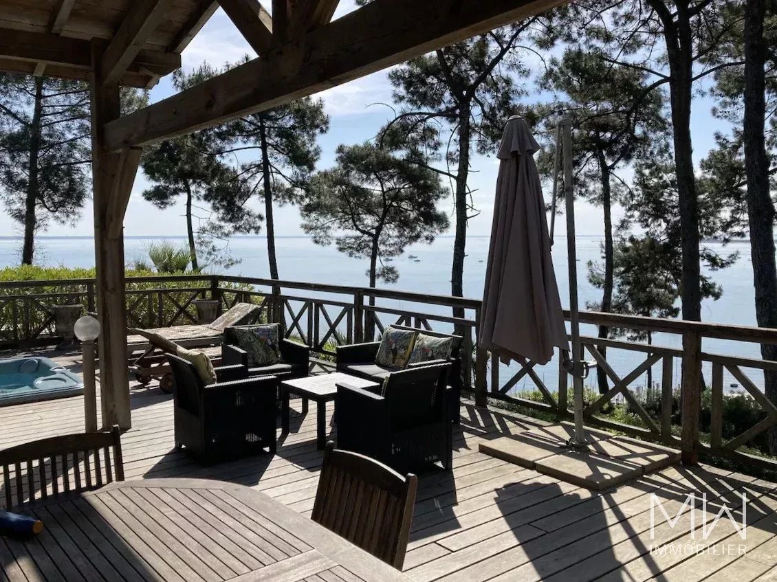 VILLA AVEC VUE BASSIN ET JACUZZI