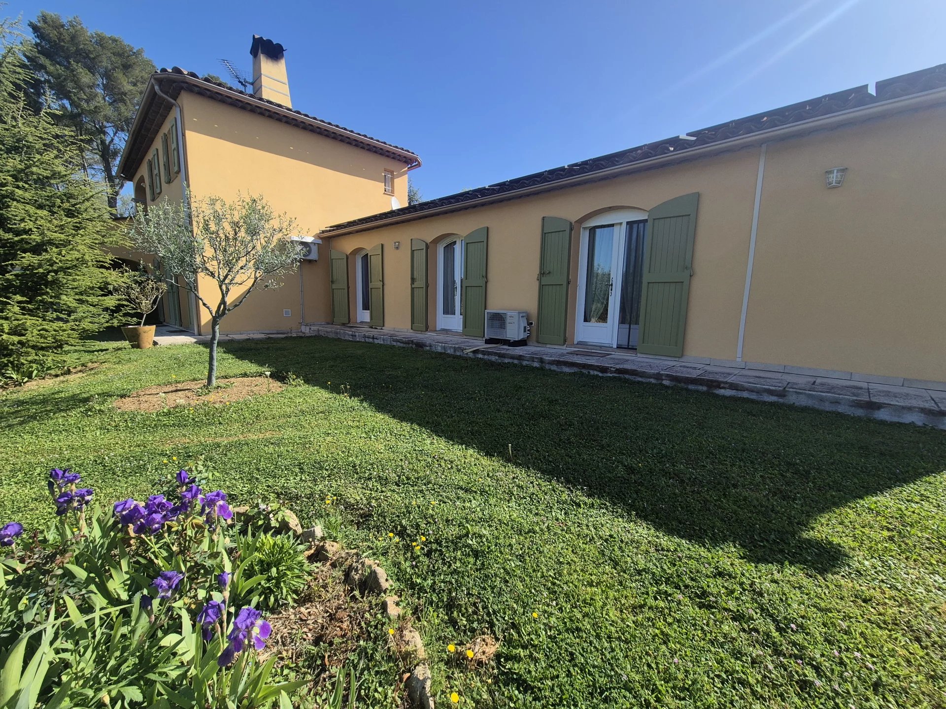 COTIGNAC TRES BELLE VILLA AVEC OLIVERAIE