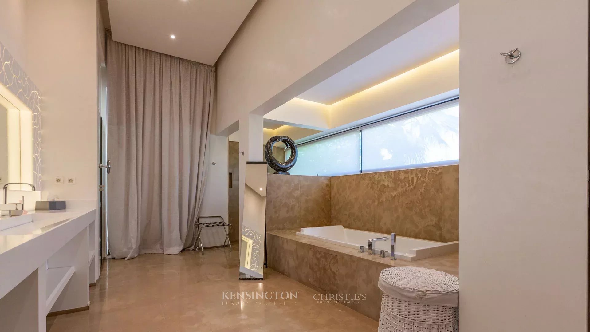 6 Bedroom Villa/Townhouse's Image 38