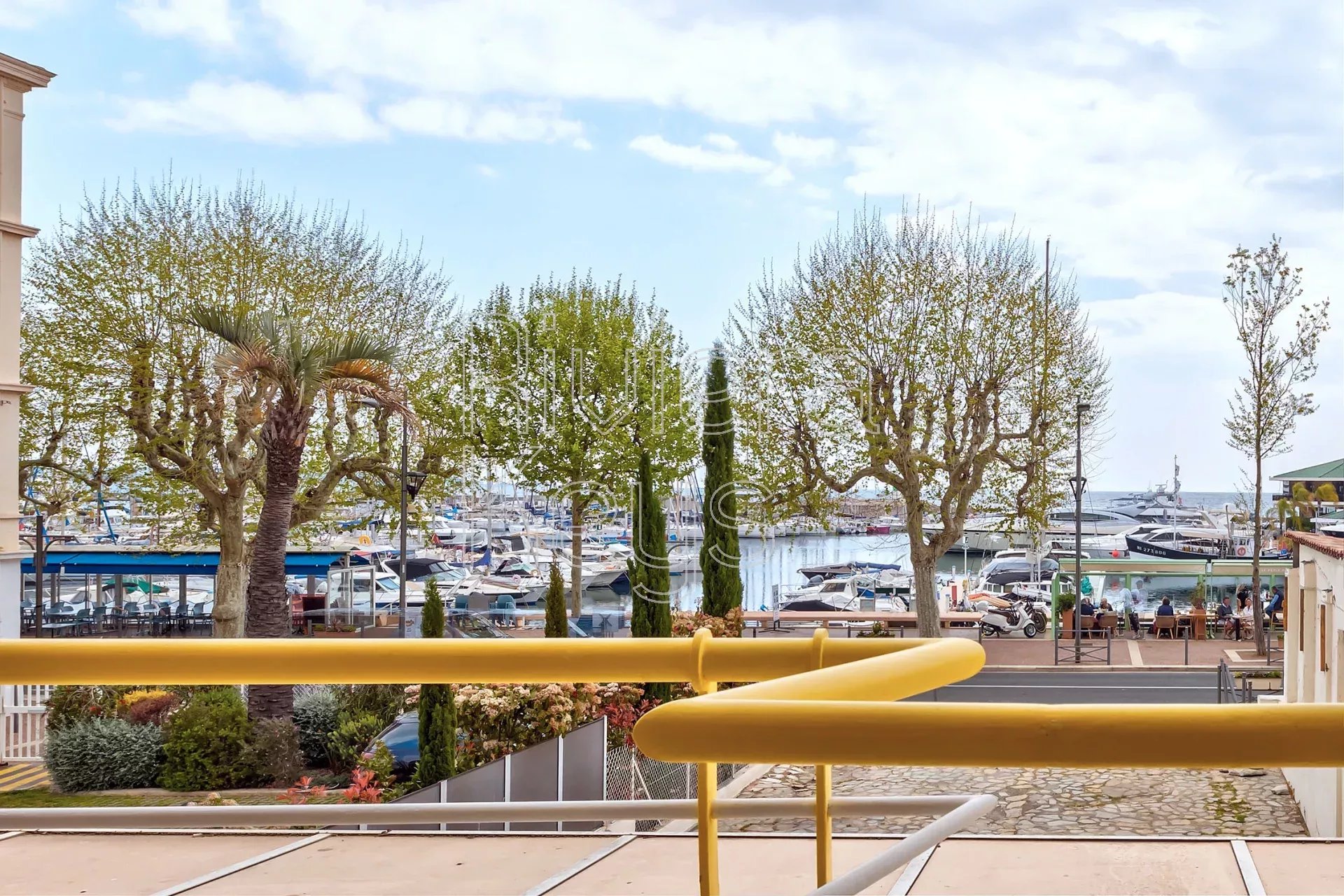 GOLFE-JUAN : Charmant 2 pièces rénové, terrasse, garage, vue mer panoramique