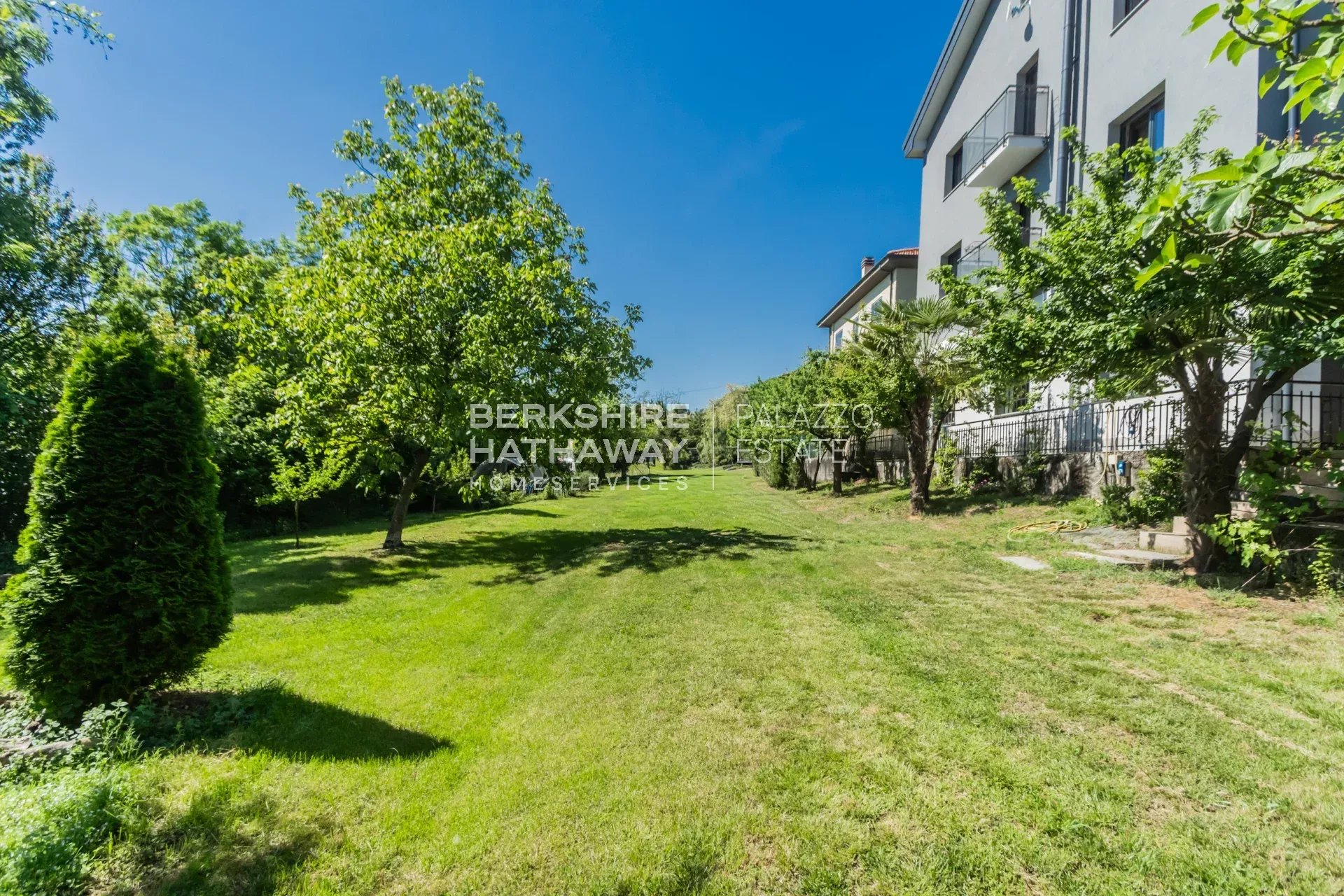 Villa bifamiliare con giardino a Biandronno, a pochi passi dal Lago di Varese