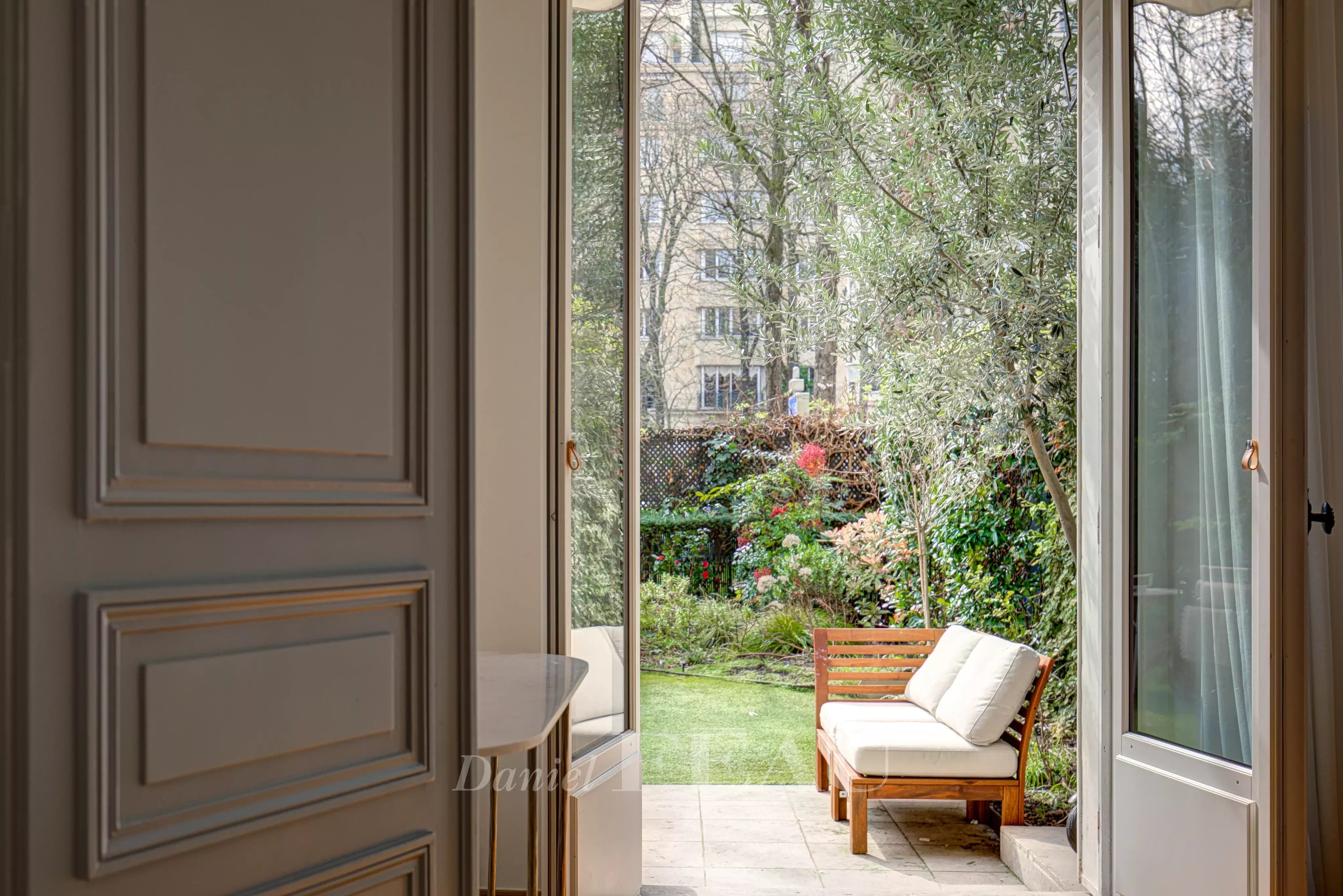 Paris 16th District – A 3-bed apartment with a garden