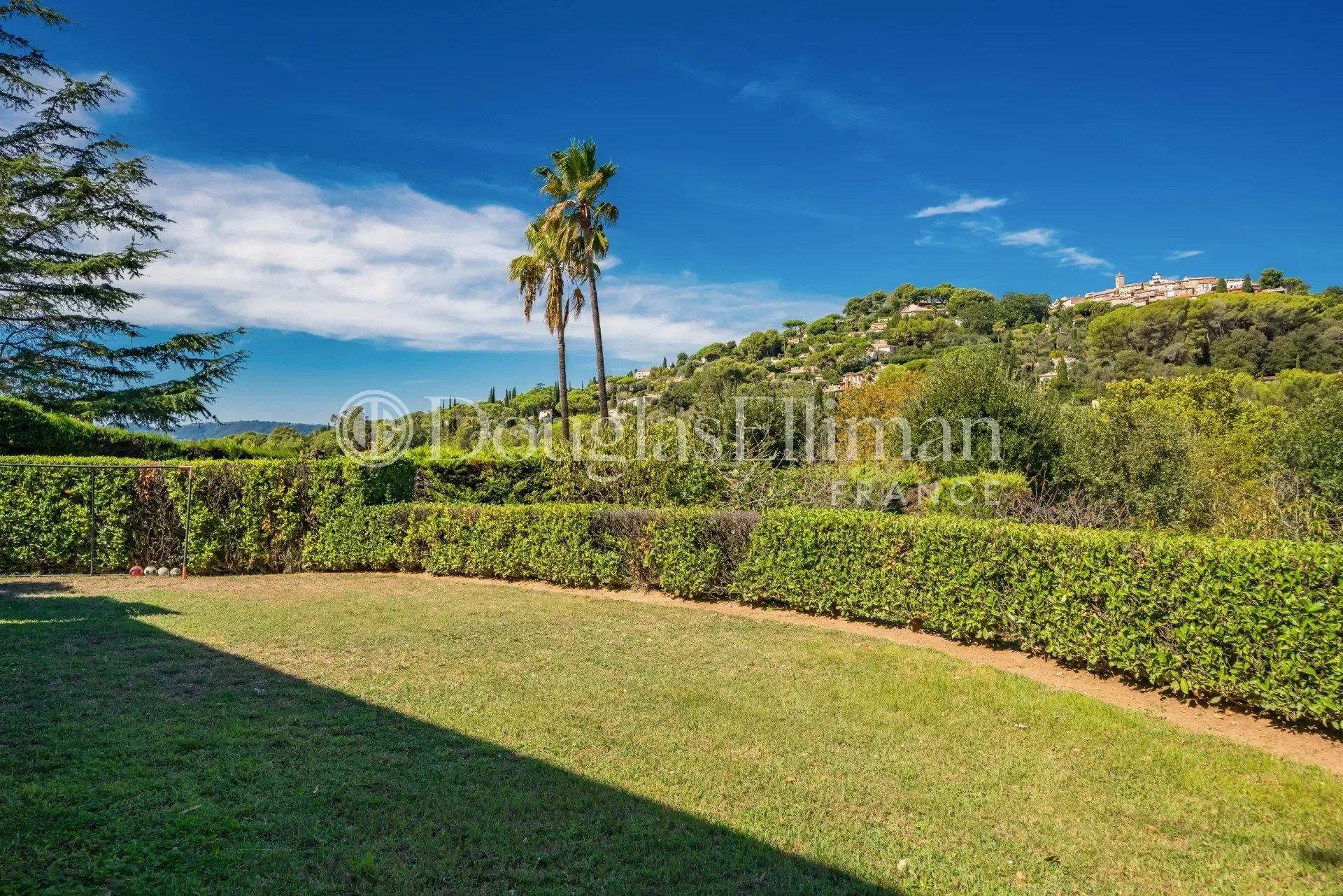MOUGINS : Villa with panoramic views next to the Old Village - Picture n°3