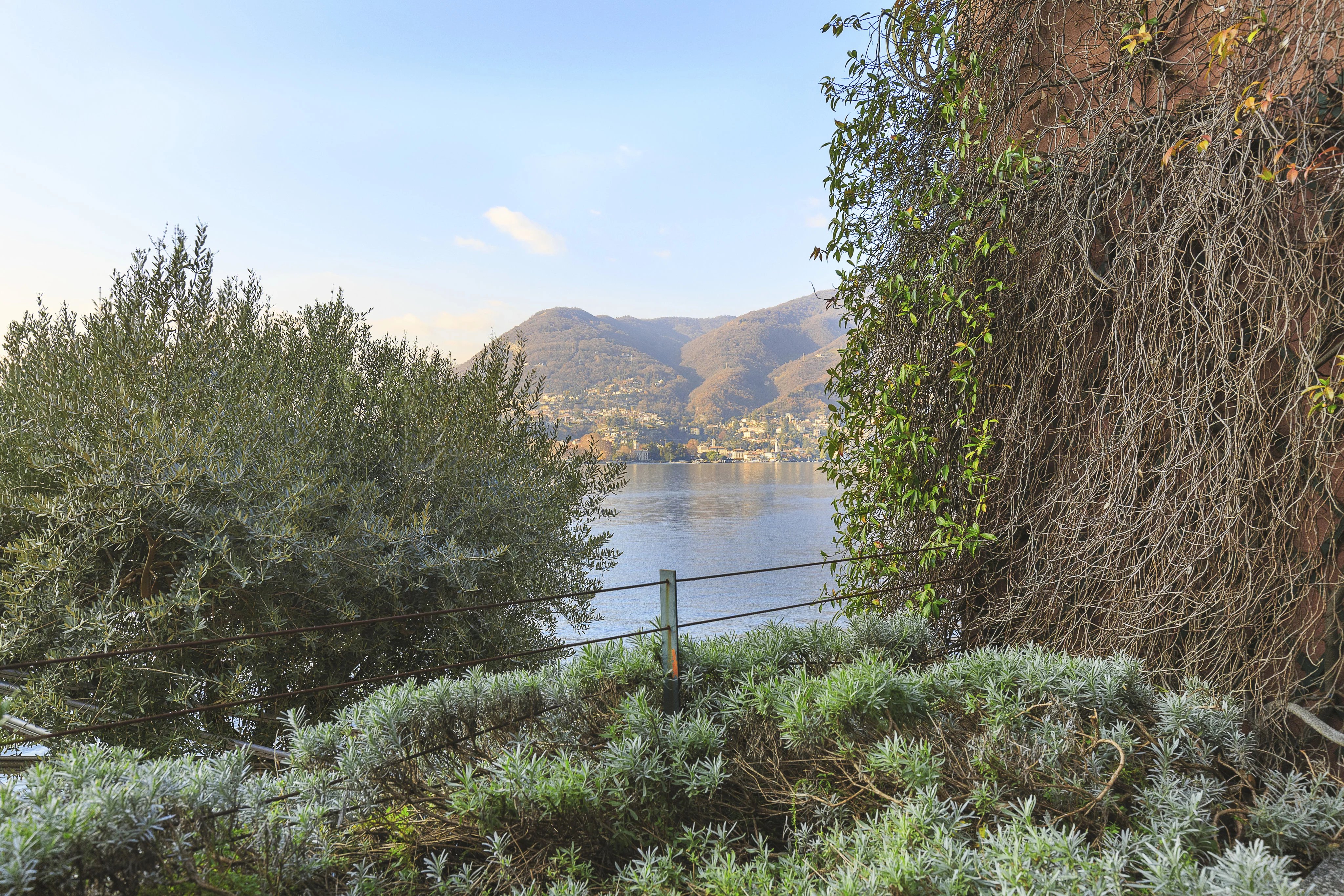 Portion of Villa, pied à l'eau, for sale in Como, on the Lake. - picture 14 title=