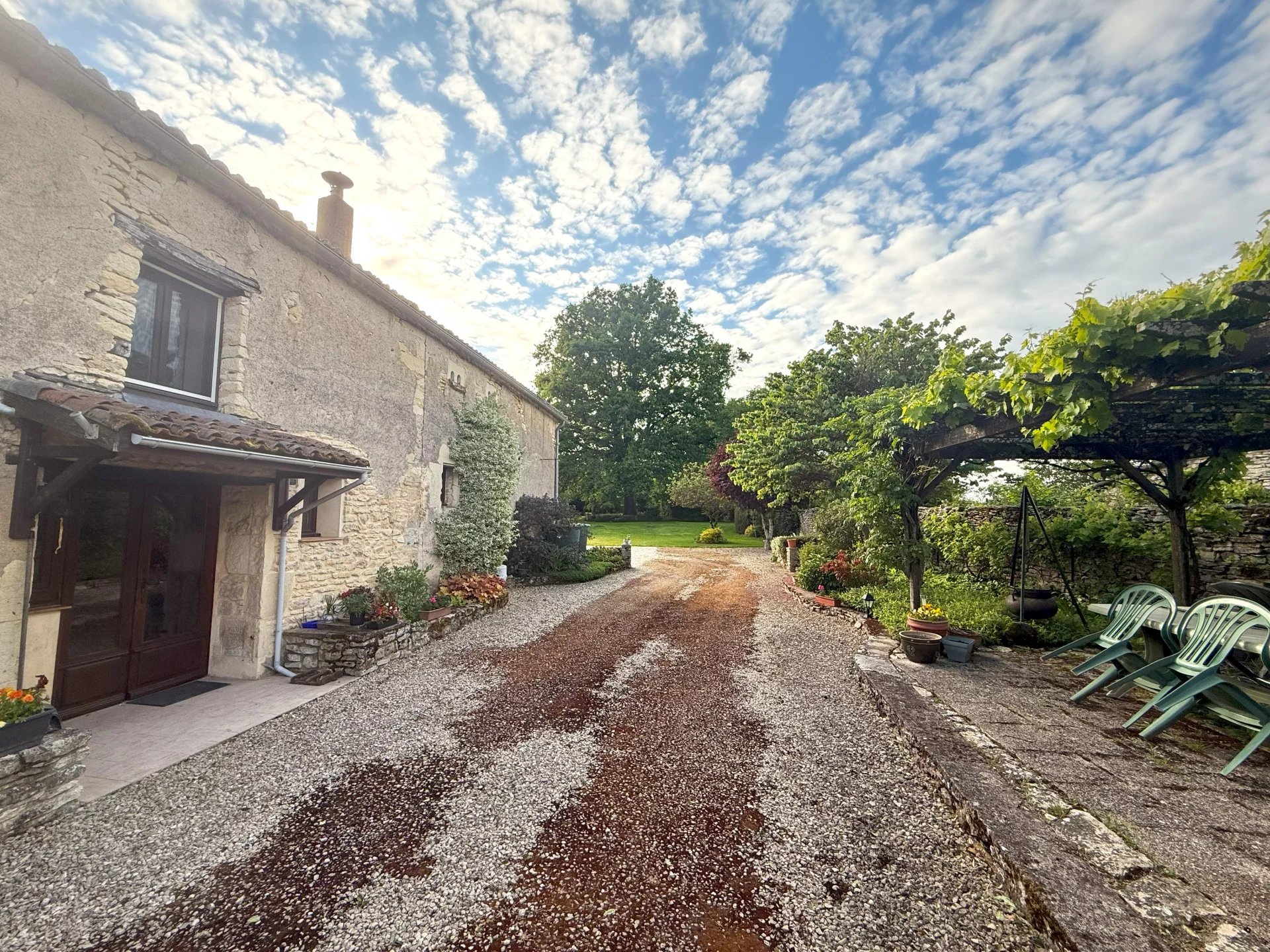 Ferme traditionnelle avec un superbe jardin