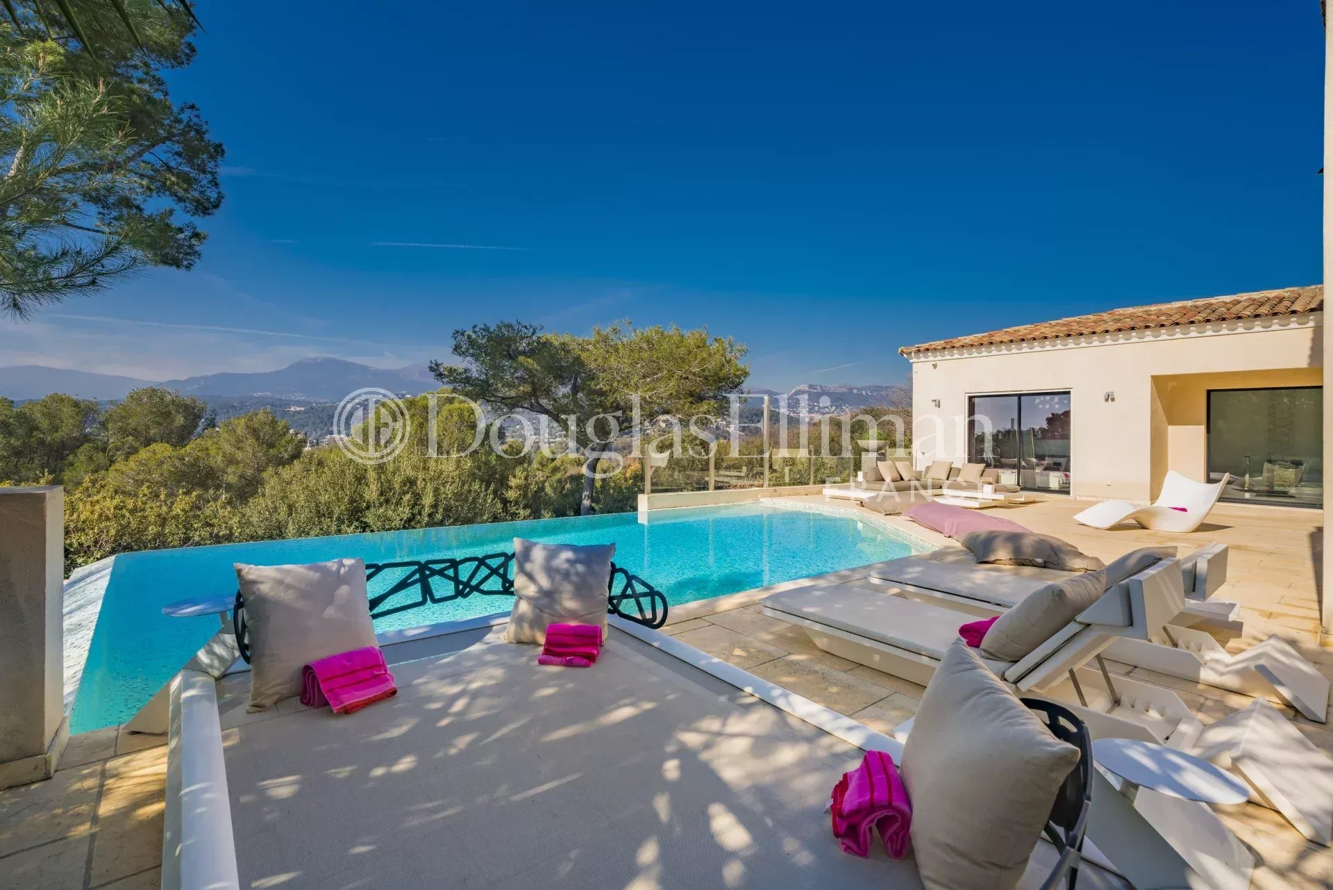 SAINT-PAUL-DE-VENCE : Une spacieuse villa avec piscine intérieur - Image nᵒ3