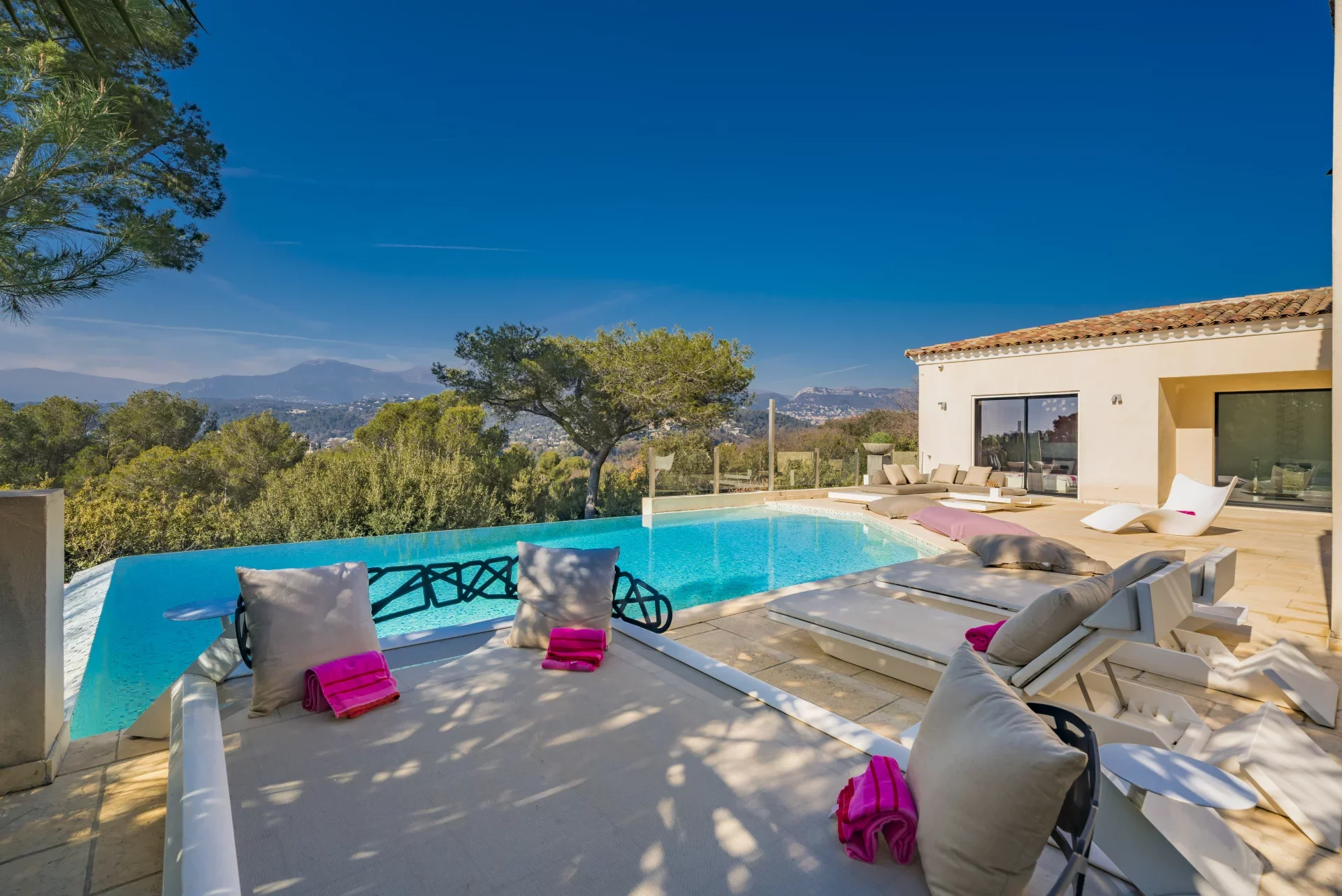 SAINT-PAUL-DE-VENCE : Une spacieuse villa avec piscine intérieur - Image nᵒ3