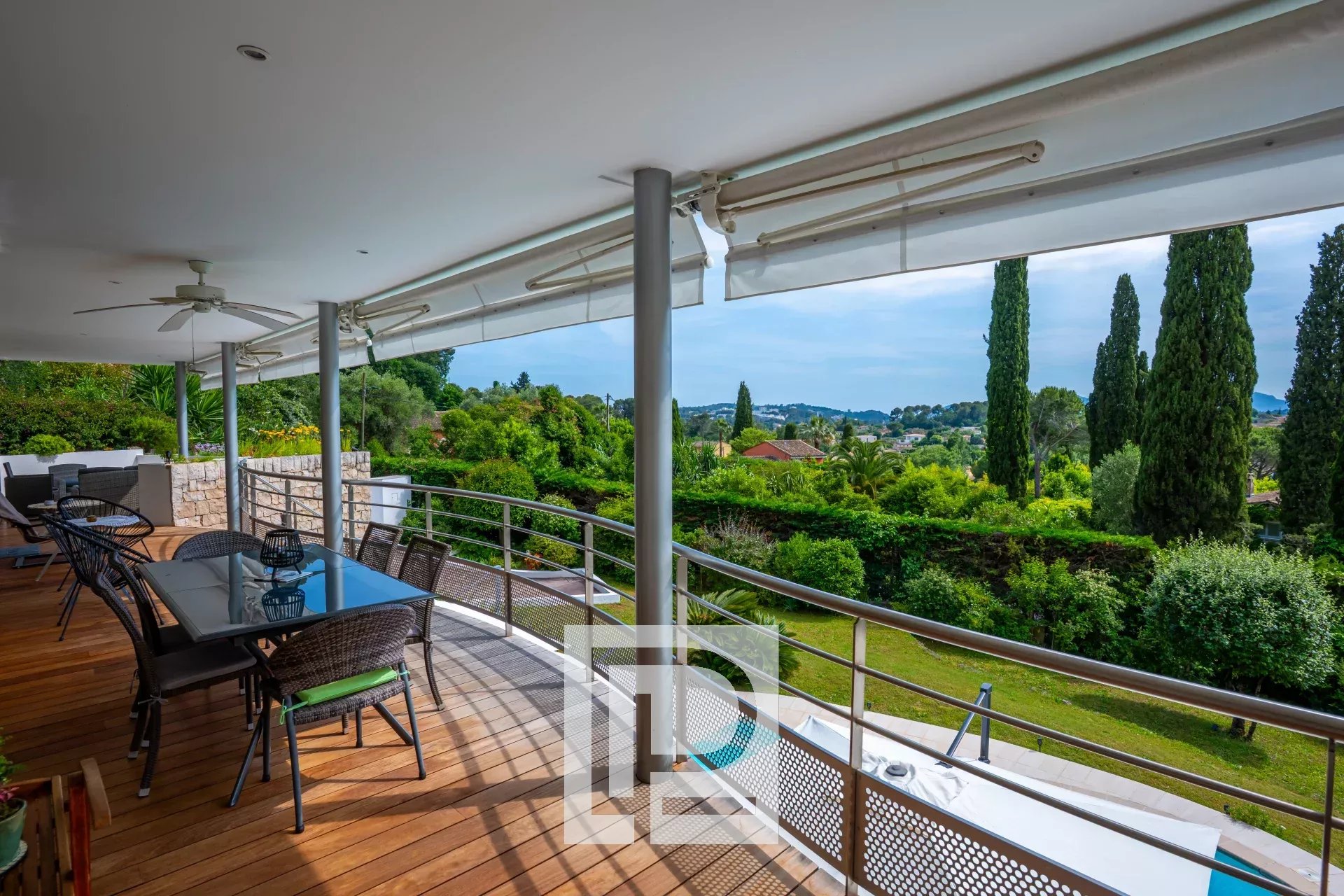 Contemporary house with commanding view
