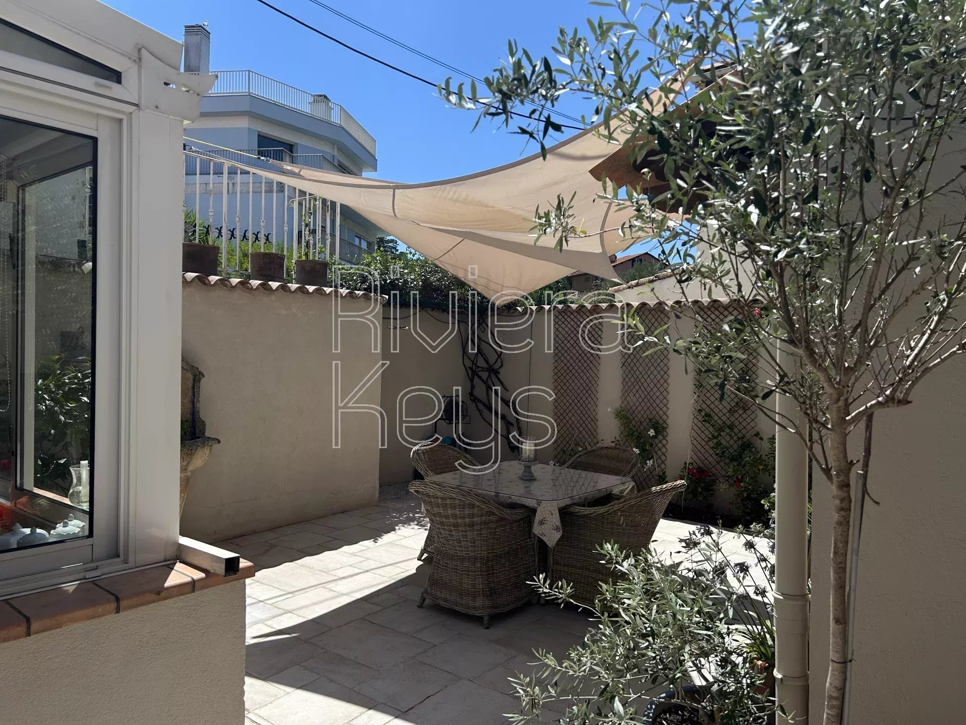 MANDELIEU-LA-NAPOULE: Village house close to the sea and shops with lovely outdoor space