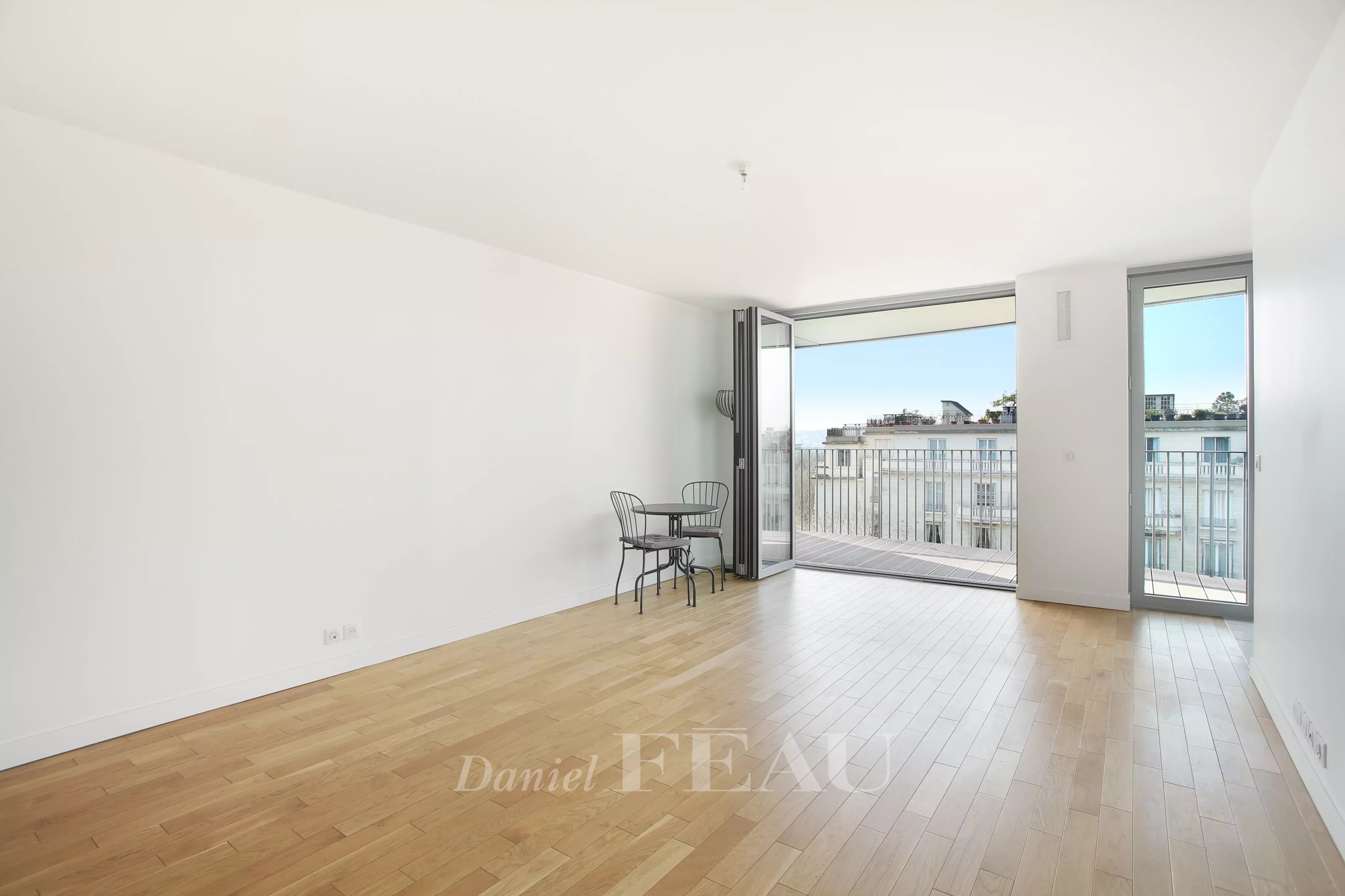 Spacious living room