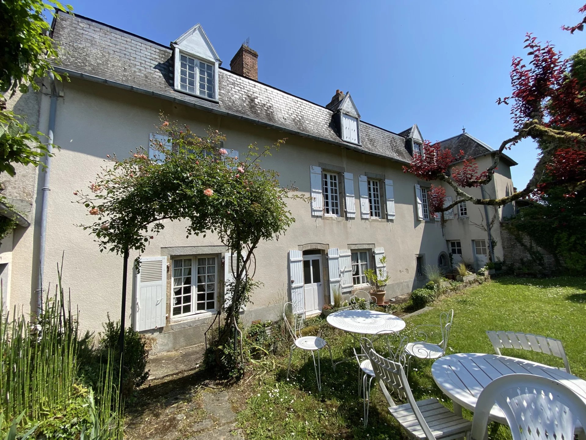 Demeure de caractère au Dorat – Une maison avec un joli jardin et un garage