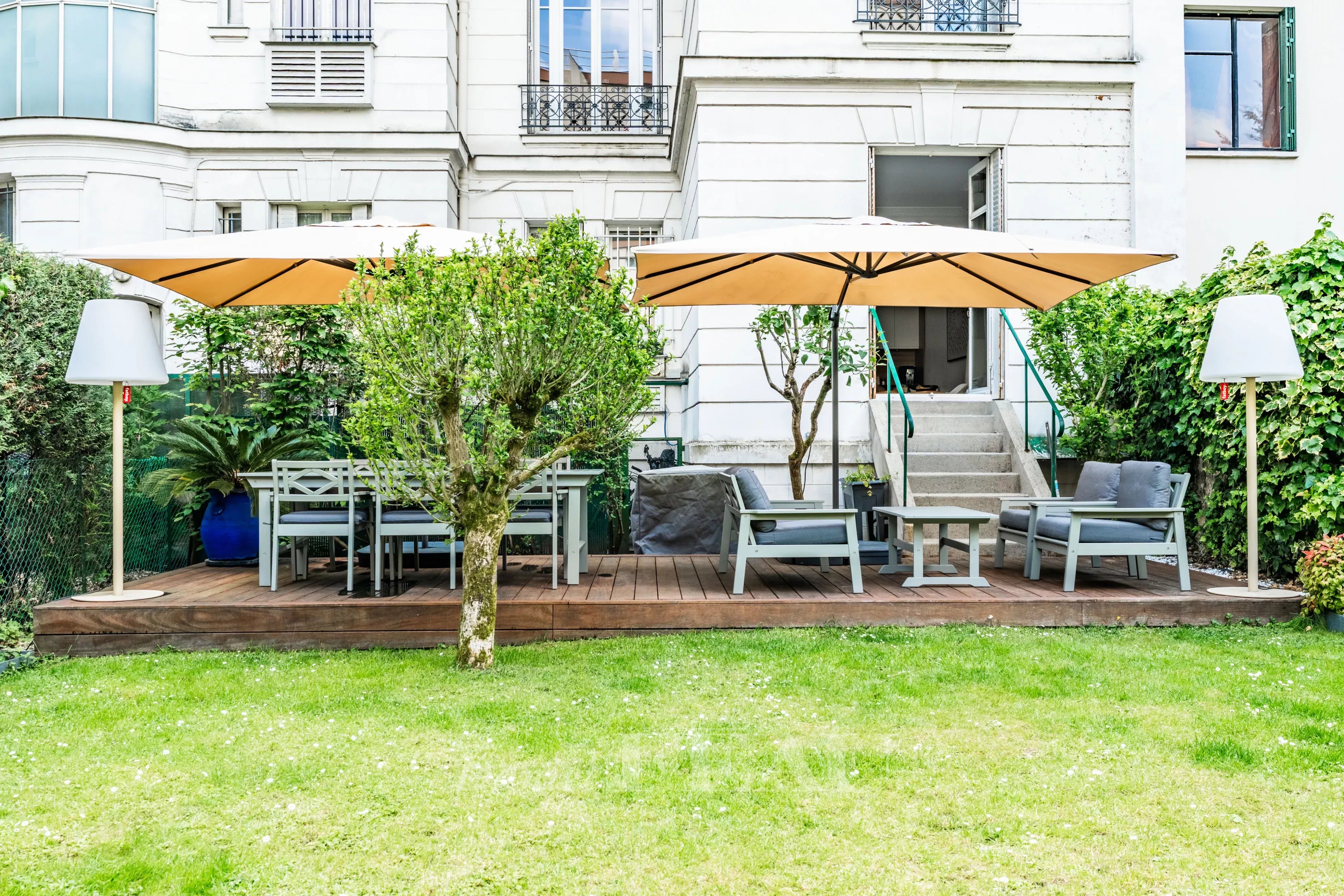 Neuilly-sur-Seine  -  A renovated 2-bed apartment with a garden