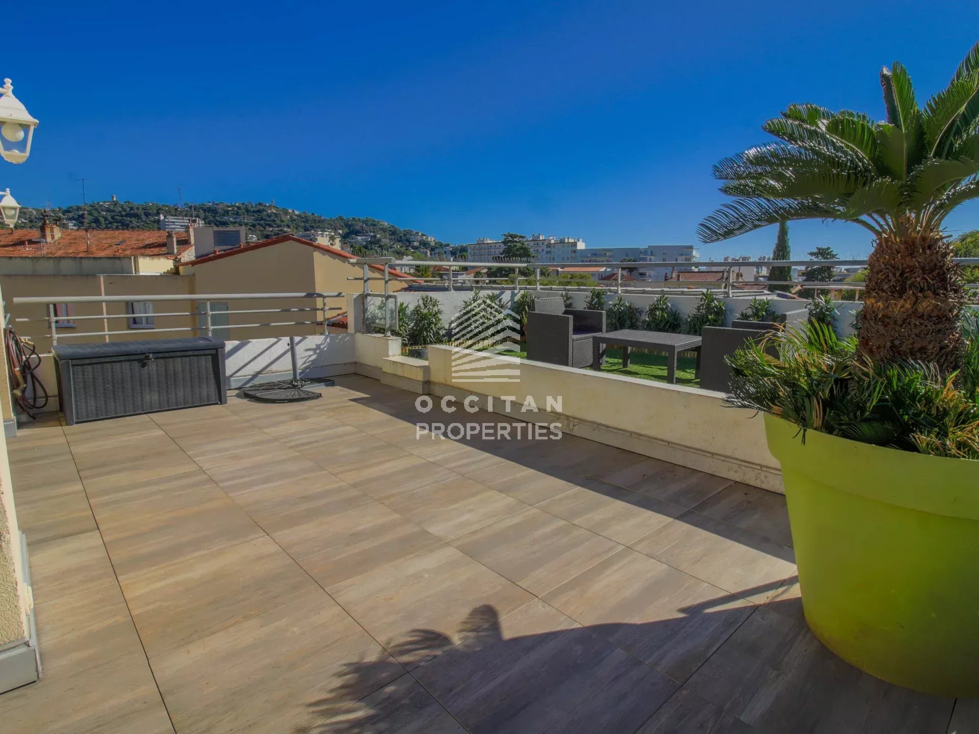 Exclusivité - Dernier étage à 900 mètres rue d'Antibes - Calme
