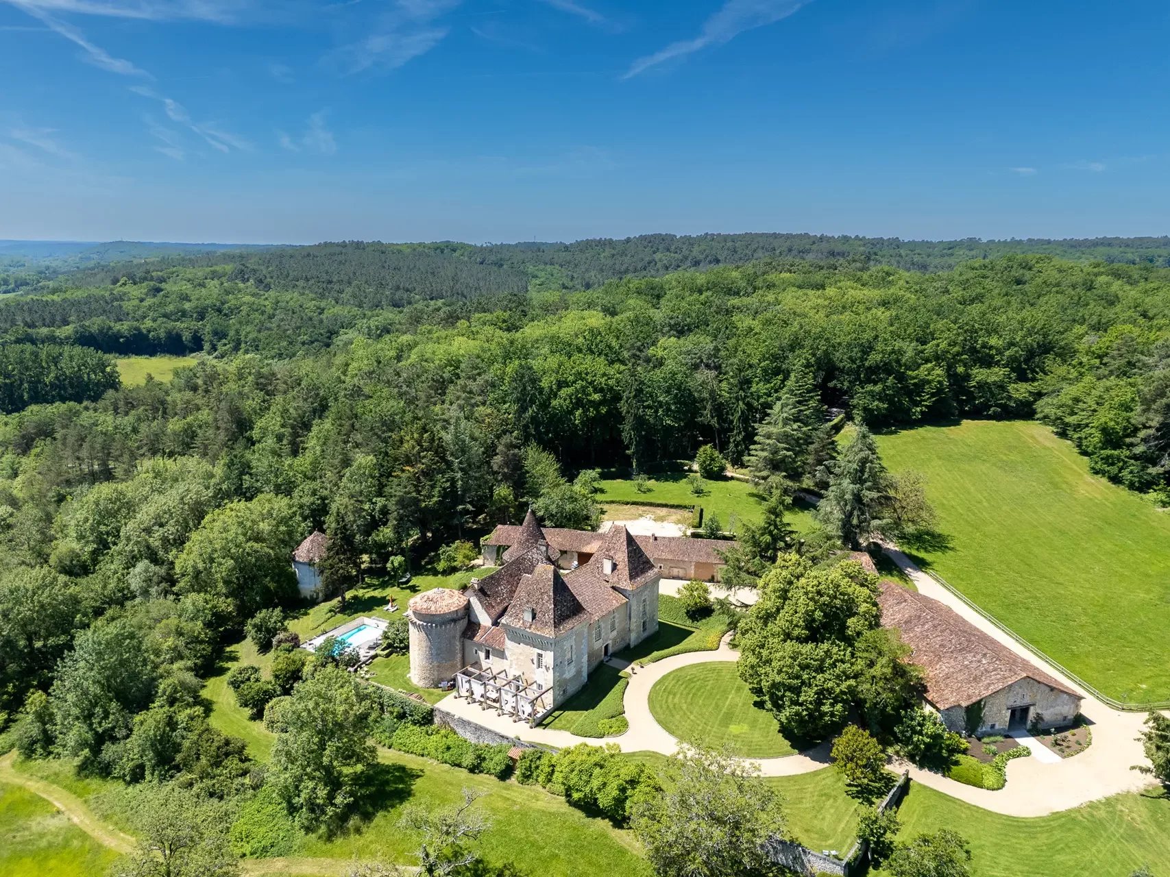 SCHLOSS MIT POOL UND TENNISPLATZ IN BORDEAUX ZU VERKAUFEN