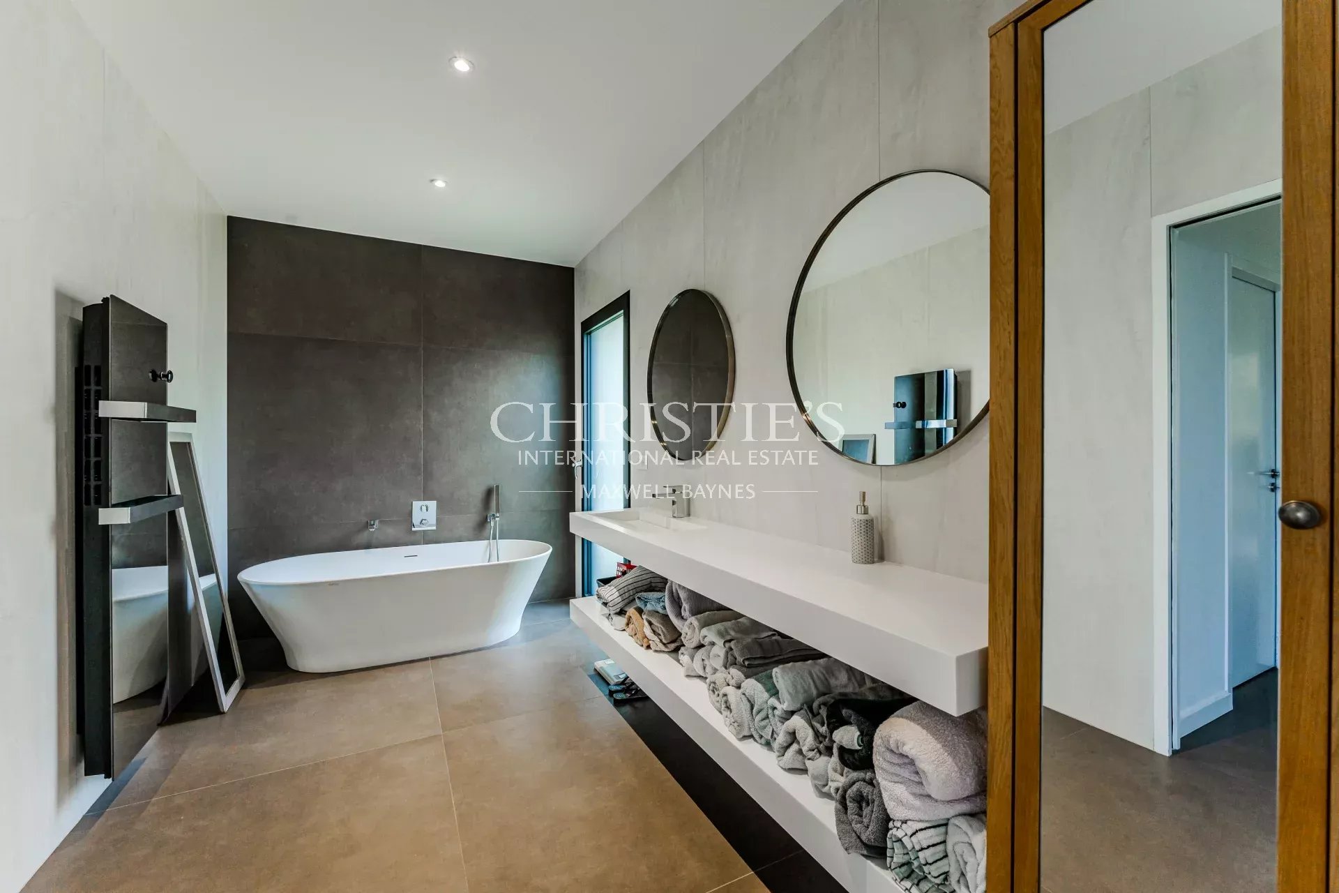4 Bedroom Villa/Townhouse's Image 6