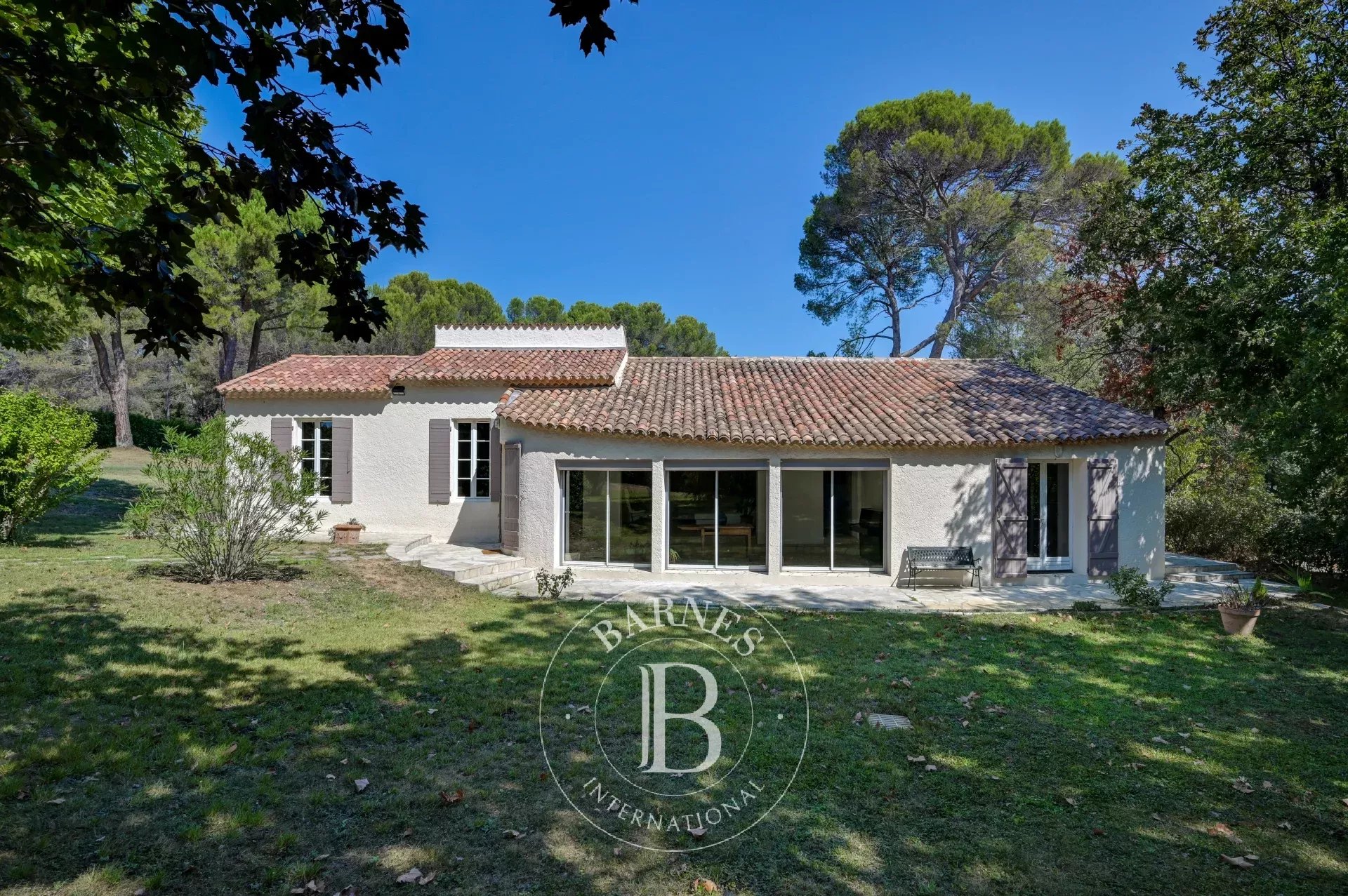 AIX-EN-PROVENCE – FIGONS AREA – SINGLE-STOREY HOUSE 220 SQM – 3 BEDROOMS – SWIMMING POOL – 3,000 SQM GARDEN