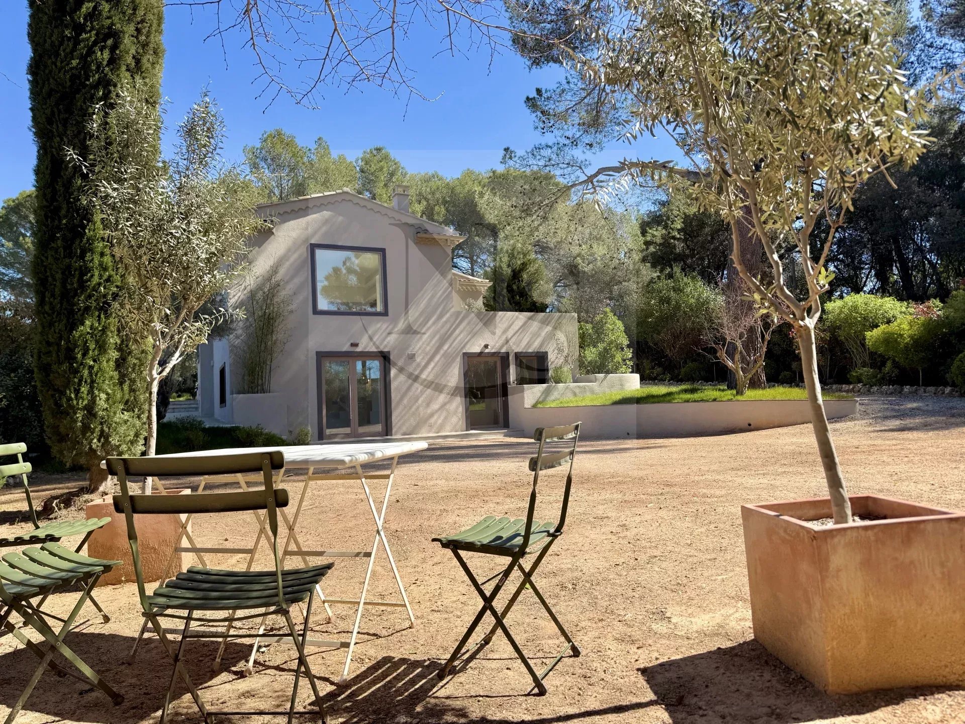 AIX-EN-PROVENCE / ARCHITECT'S VILLA AT PINCHINATS