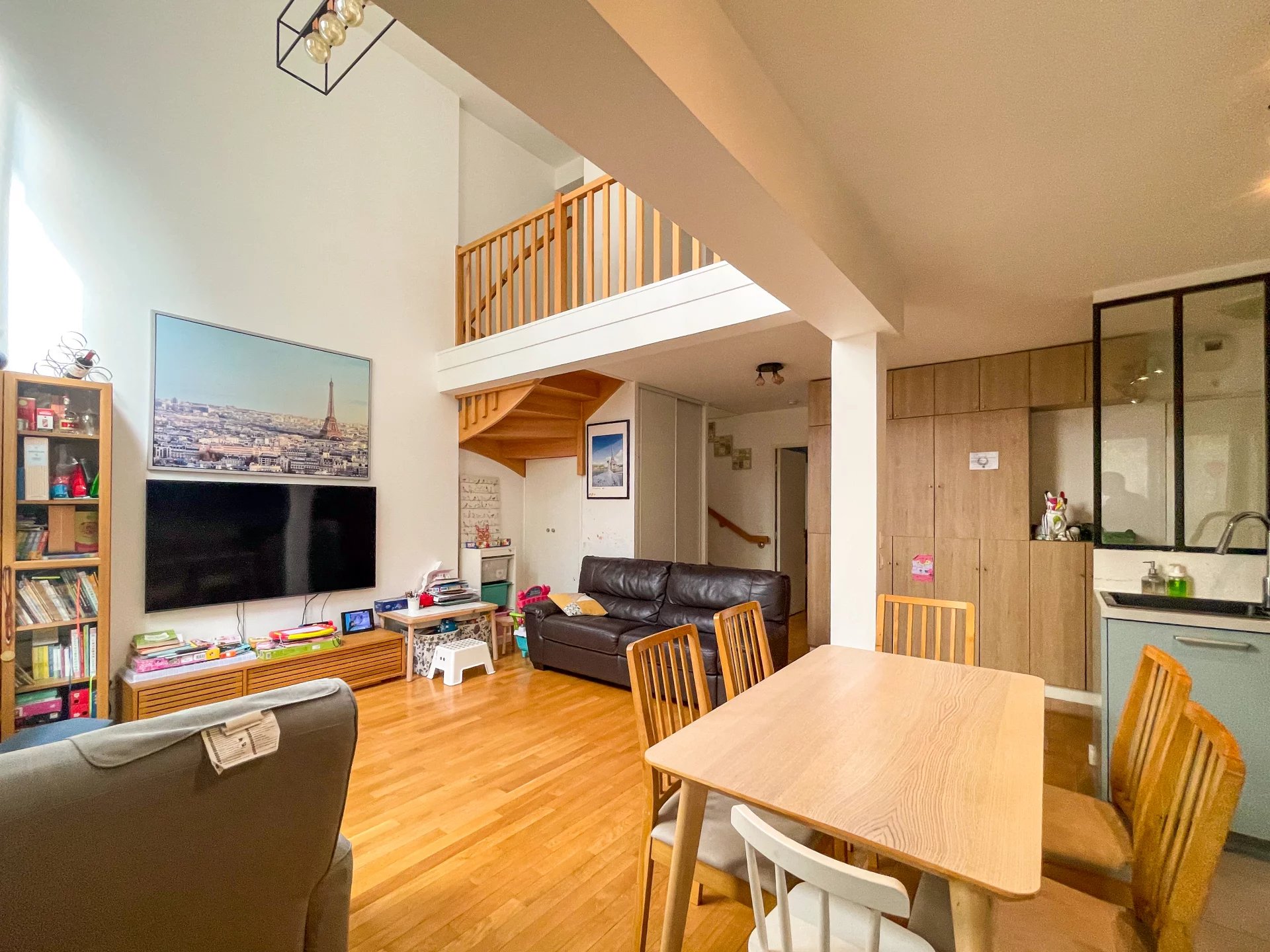 L’élégance d’un duplex baigné de lumière ✨