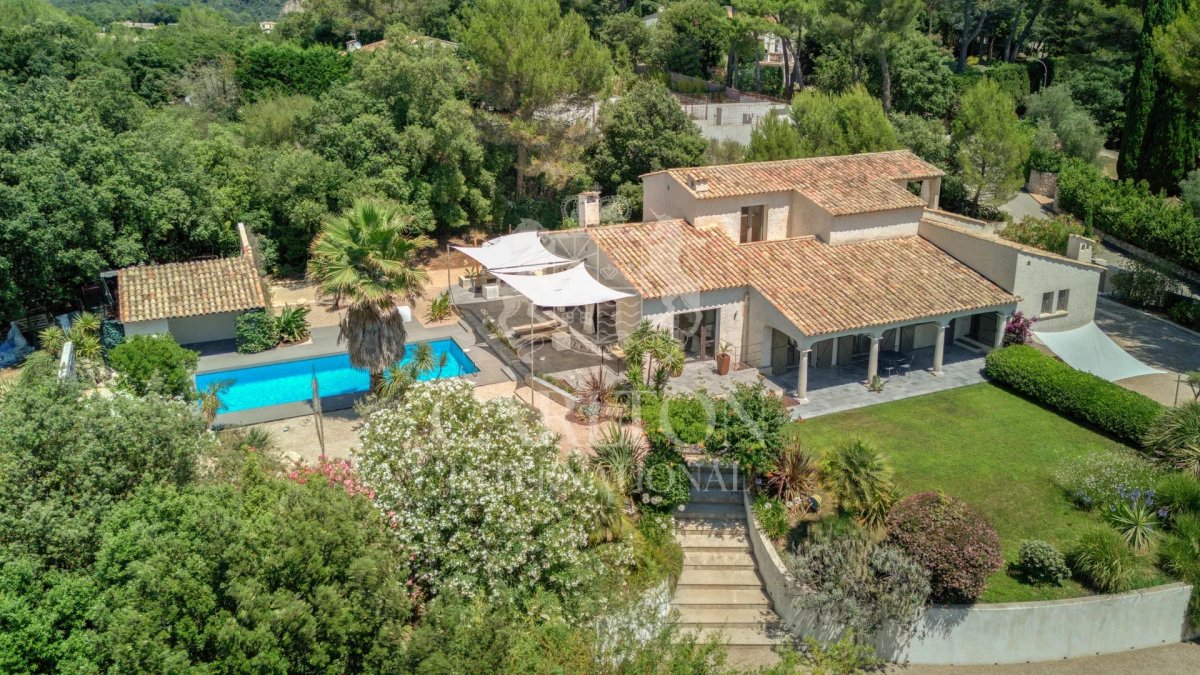 Biot – Near Valbonne, spacious renovated villa with dominant view of the hills and sea view