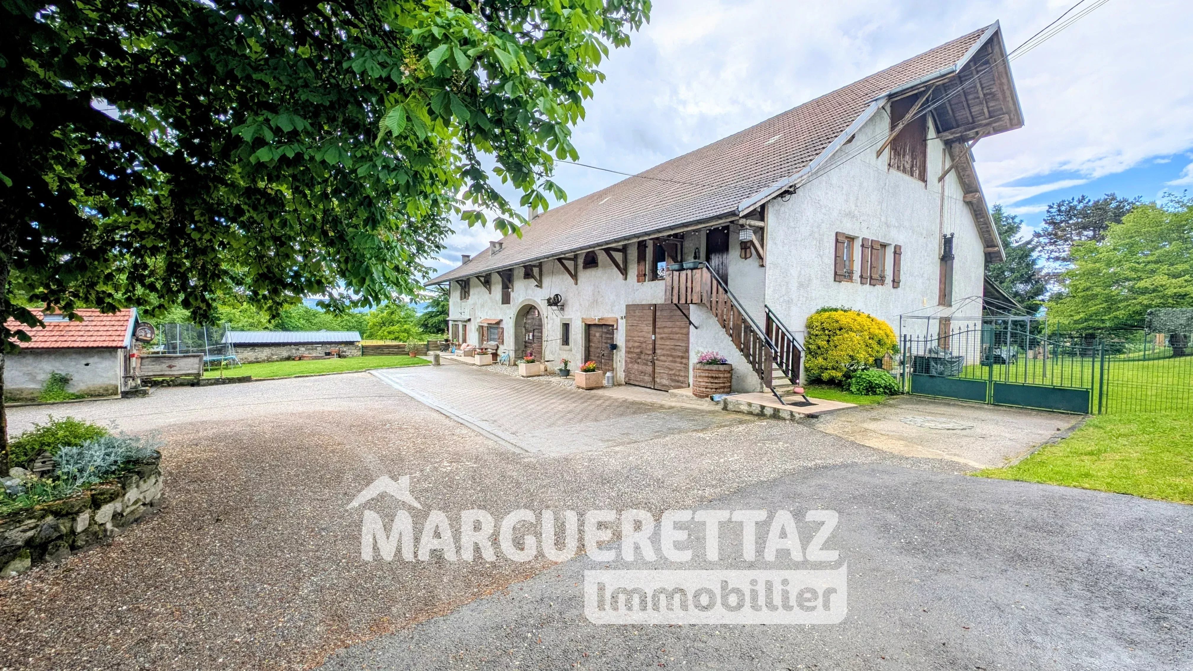 Ensemble immobilier sur 4000m²  à Bonne