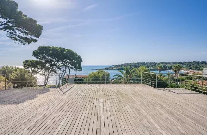 CAP D'ANTIBES - RENOVATED VILLA - 5 BEDROOMS - SWIMMING POOL - PANORAMIC SEA VIEW