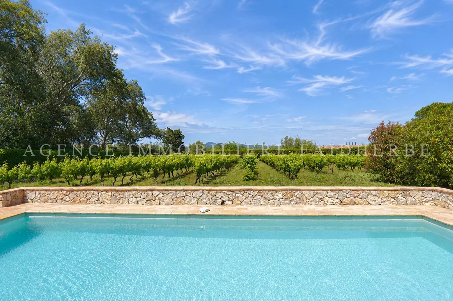 Villa Lison, face à la plage des Canebiers et vue vignes REF 160