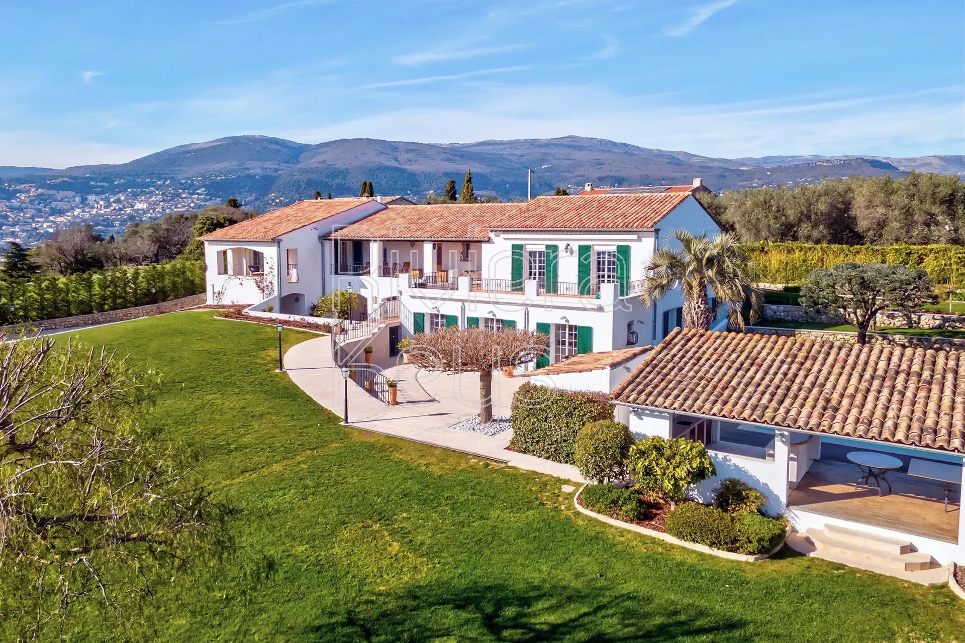VALBONNE - MOUGINS: Magnifik bostad med panoramautsikt över havet