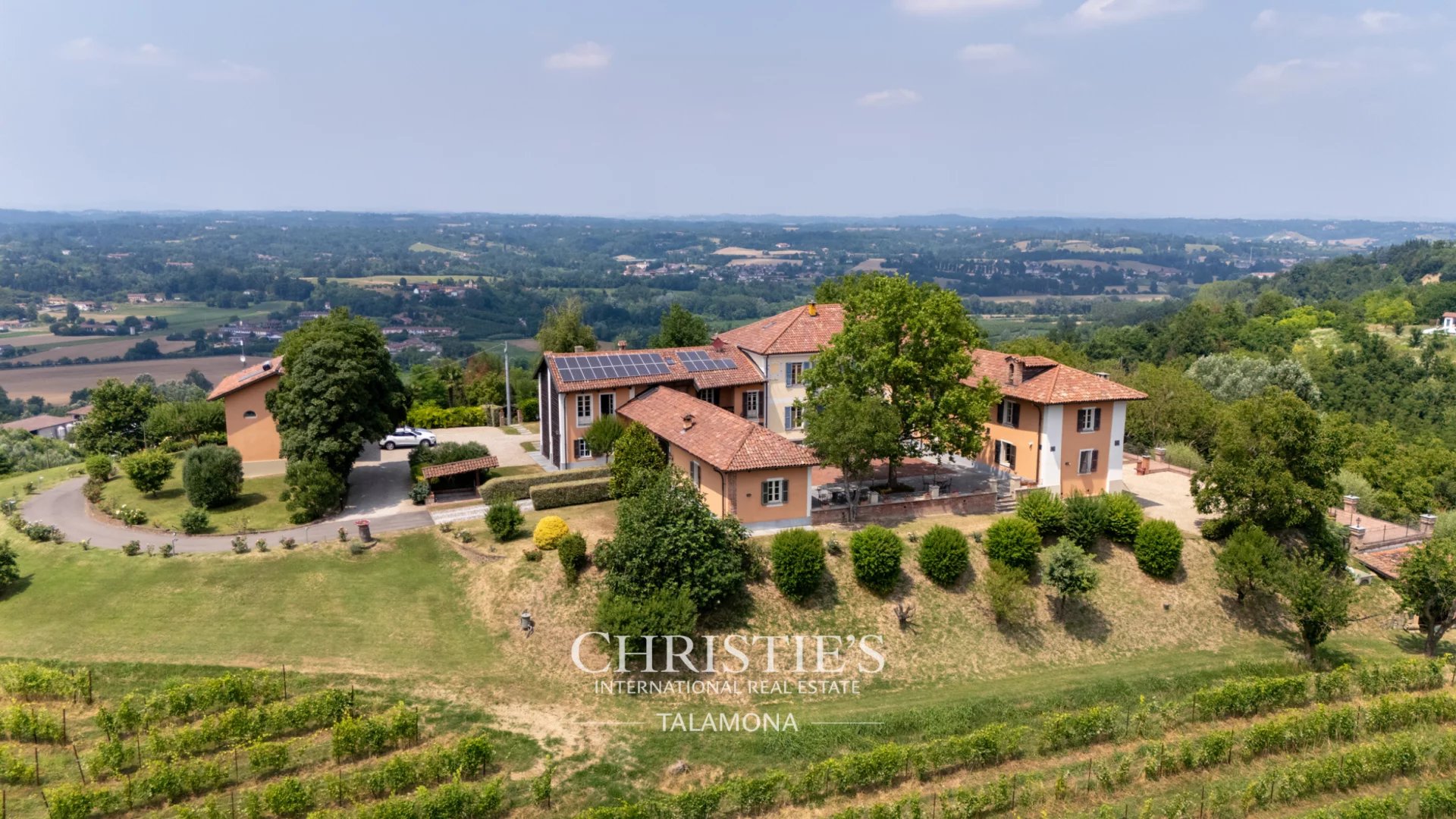 12 Bedroom Vineyard's Image 5