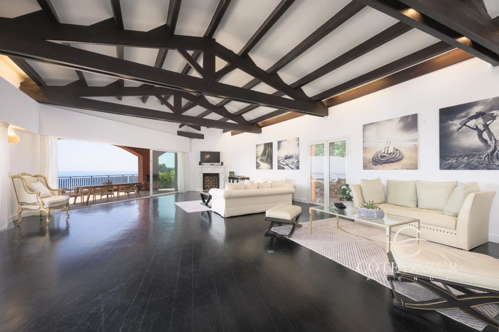 Exceptional property with panoramic sea views 7