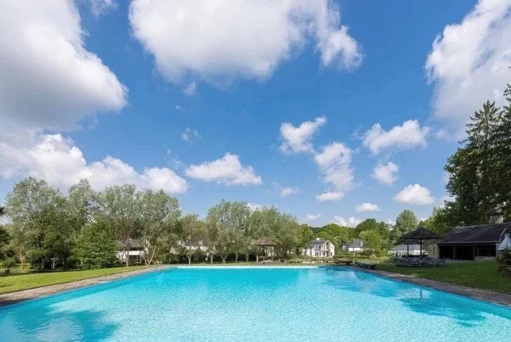OPTIE - Lipszyc villa gerenoveerd op een privédomein van 7 ha