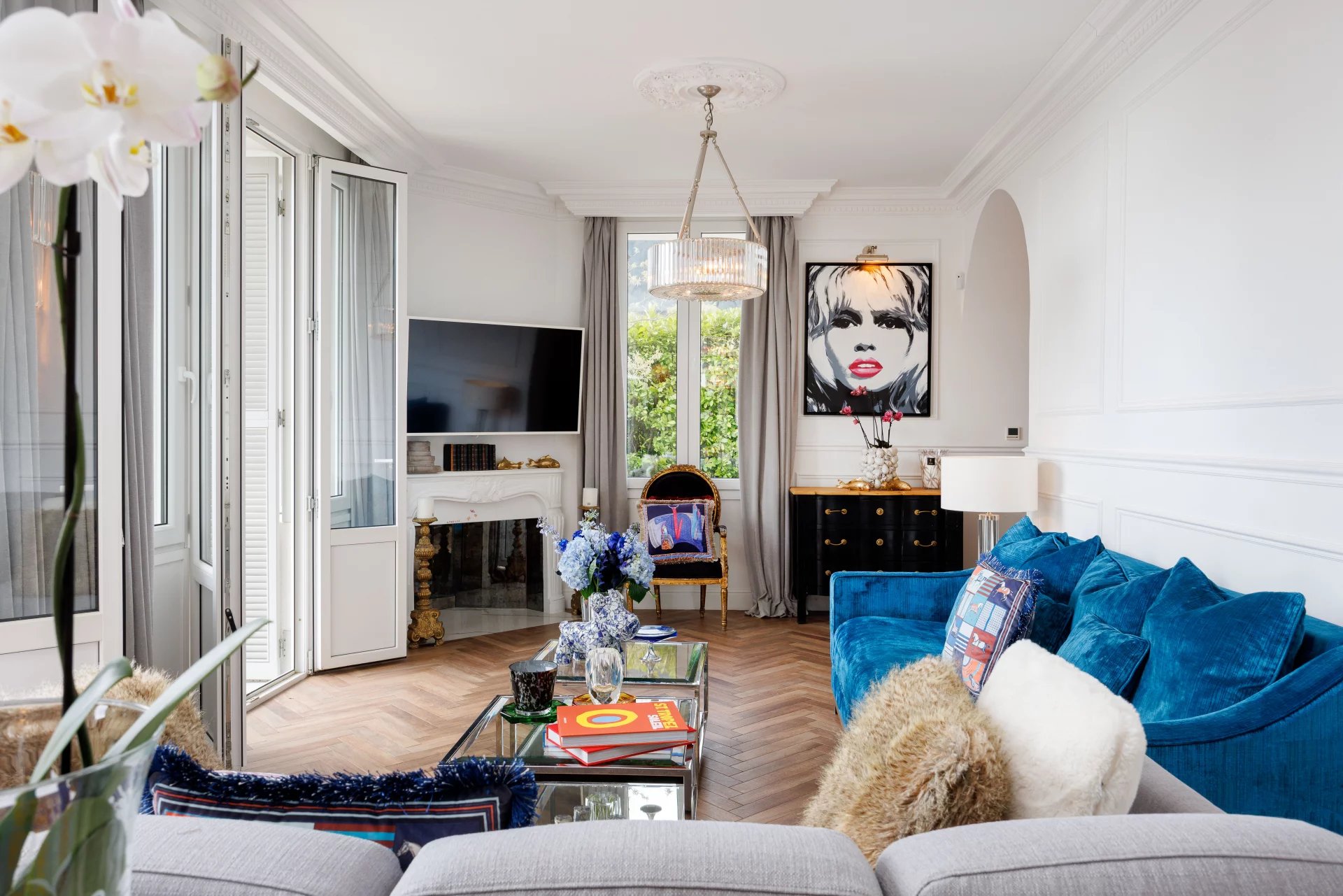 Tastefully renovated villa with guest house and open views