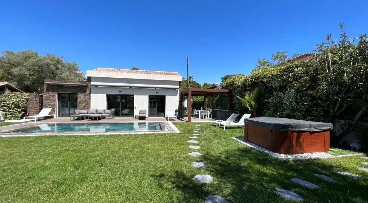 Modern house located on the West side of Cap d'Antibes