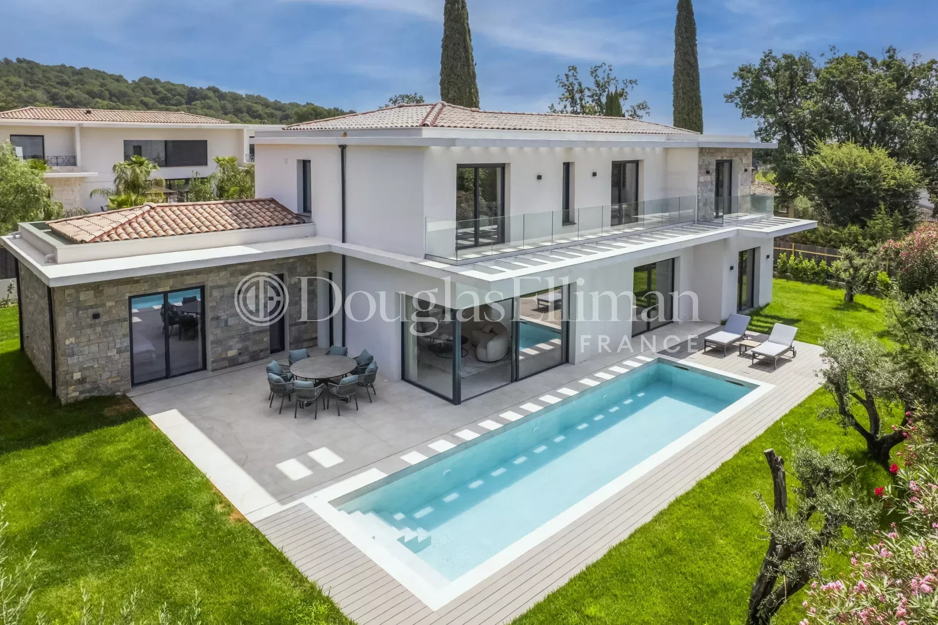 MOUGINS : Maison contemporaine proche de l&rsquo;école International - Image nᵒ2