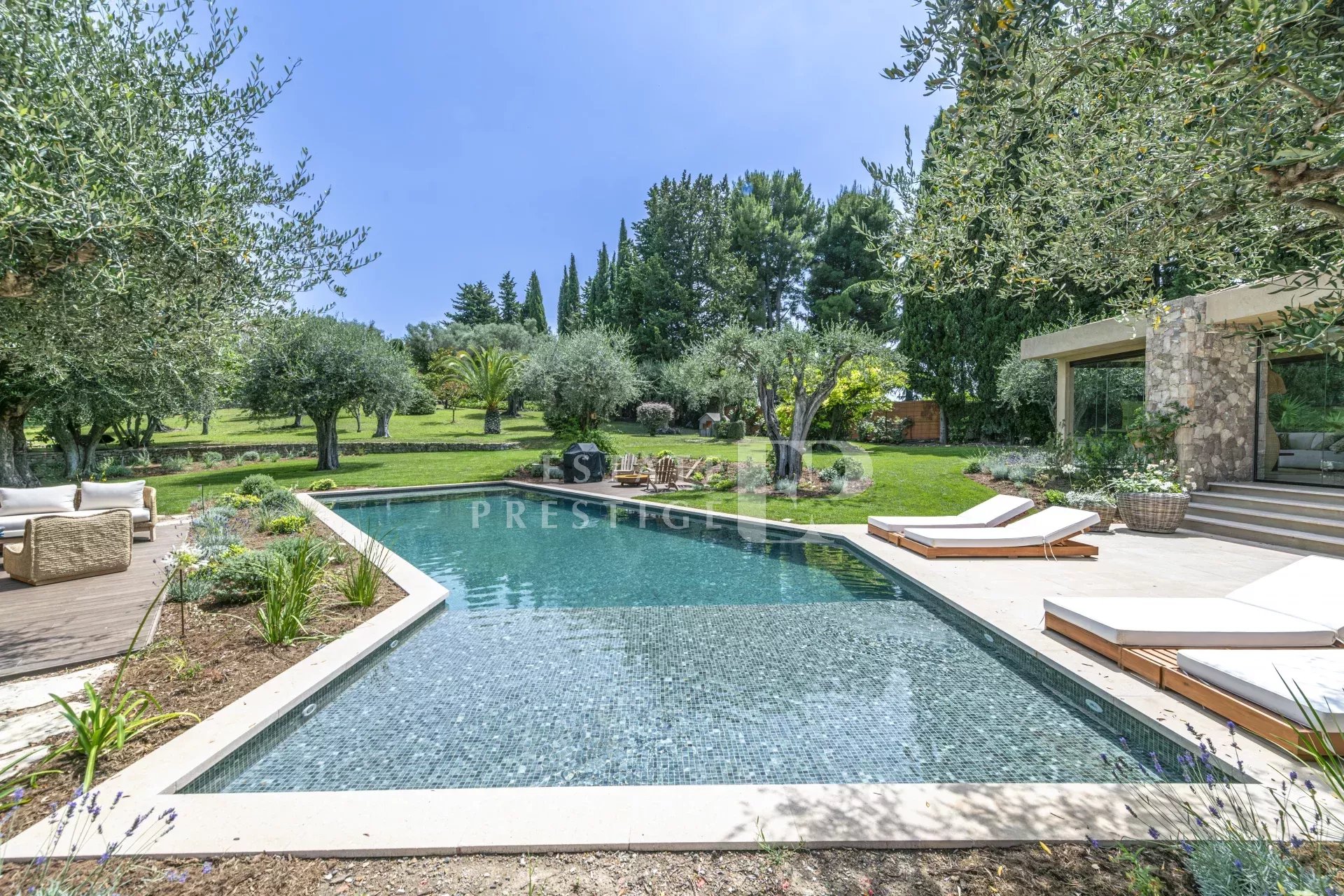 MOUGINS : Villa contemporaine avec charme provencal