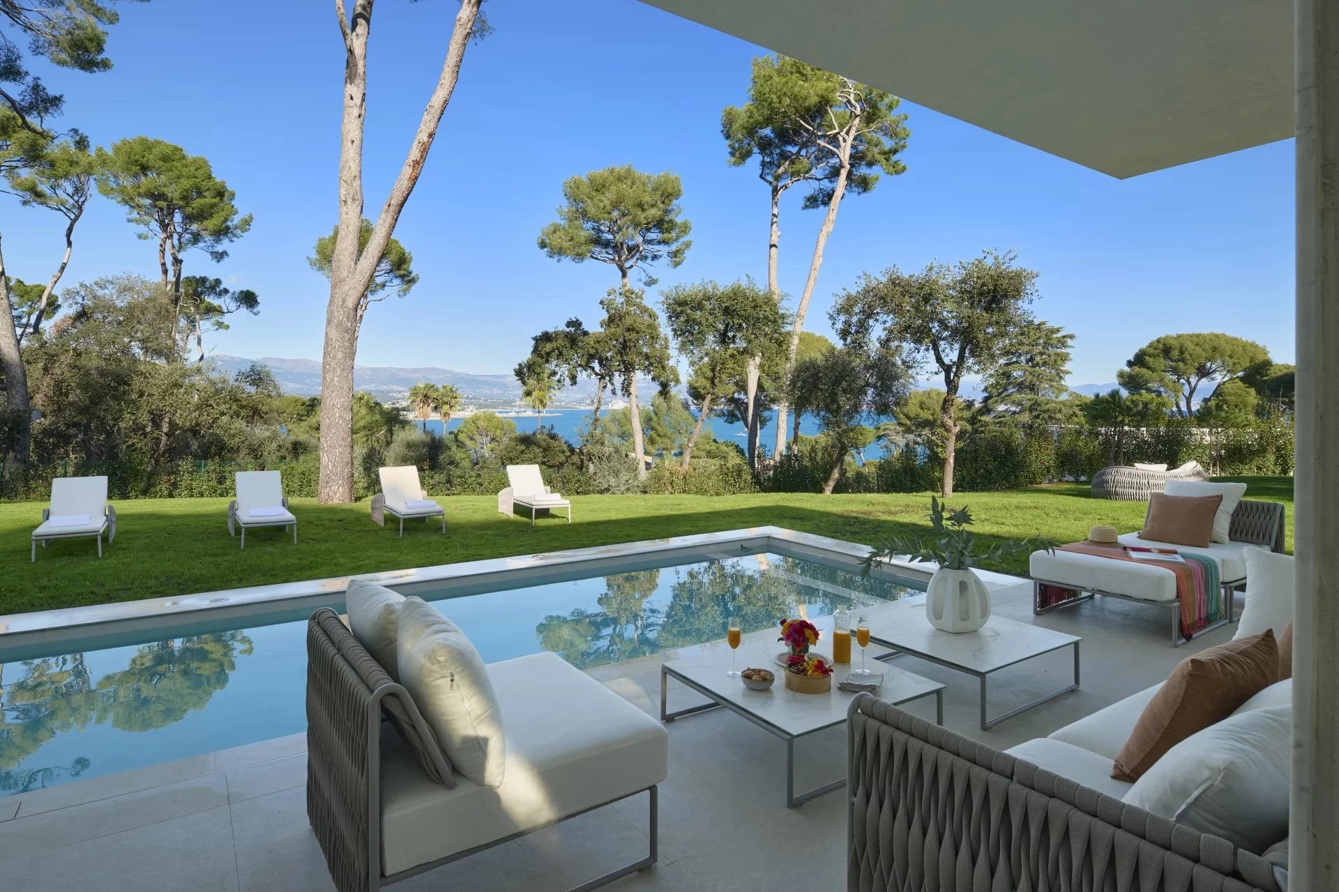 LUXUEUSE VILLA CONTEMPORAINE NEUVE - CAP D'ANTIBES