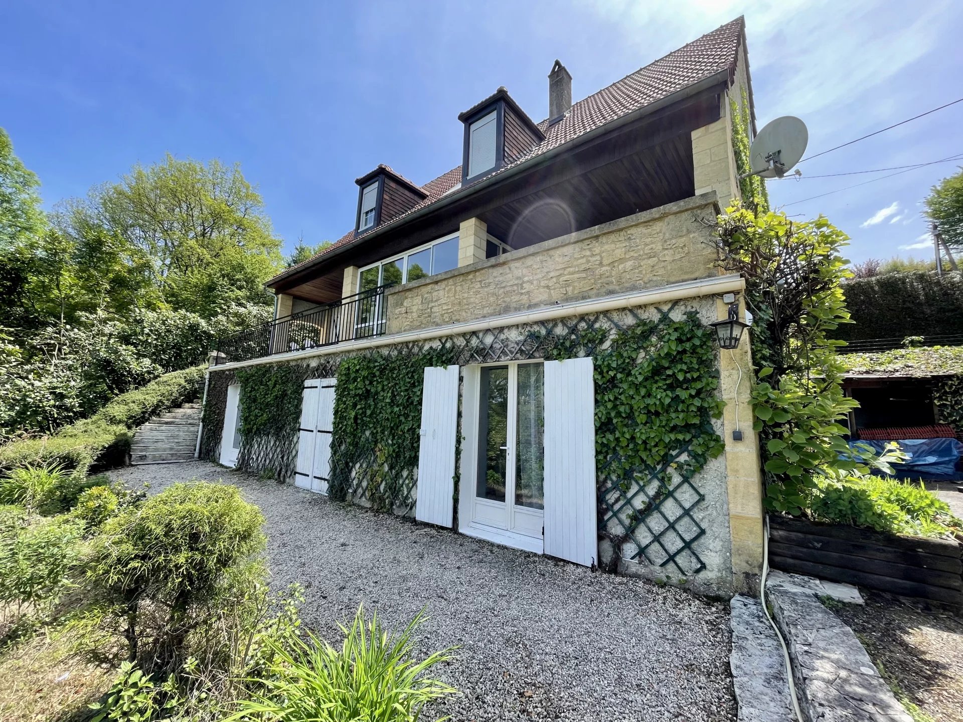 Deceptively spacious house with lovely views over Sarlat and independant studio on garden level