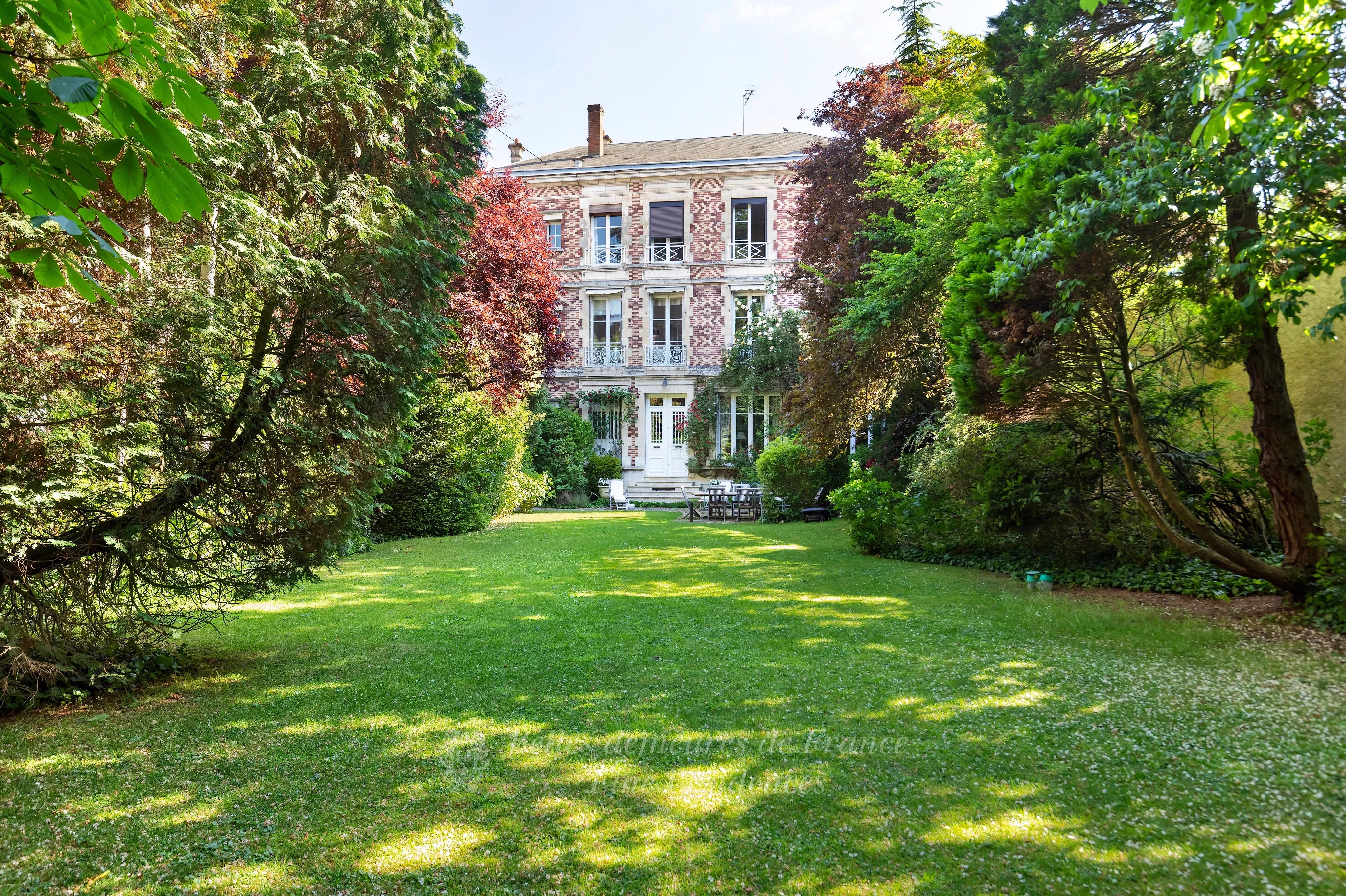 Hôtel Particulier néo-classique édifié fin XIXe, parc arboré de 750 m², ancienne dépendance, à toute proximité du centre historique d’Orléans