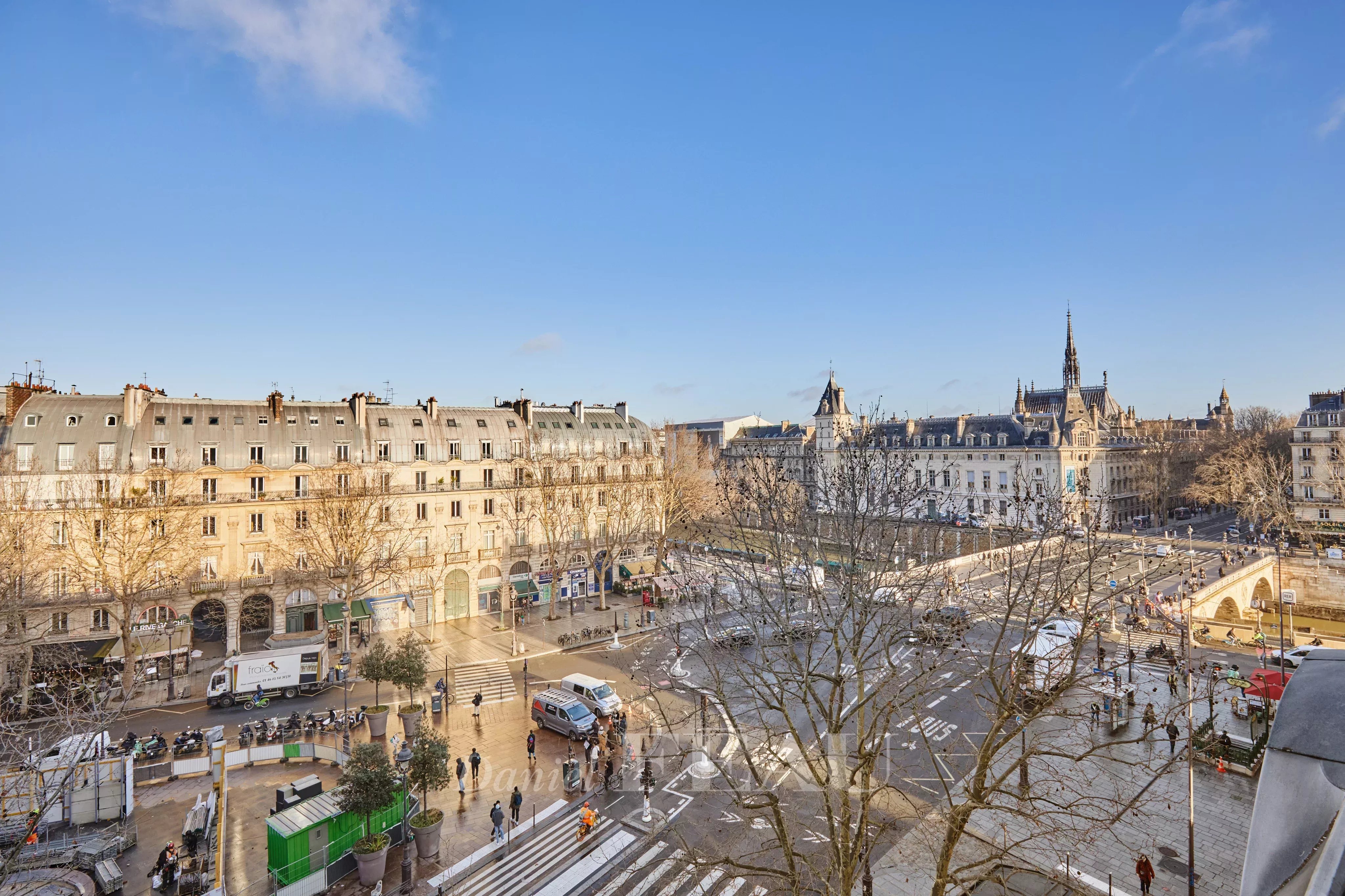 Paris 5th District – A sunny 2-bed apartment