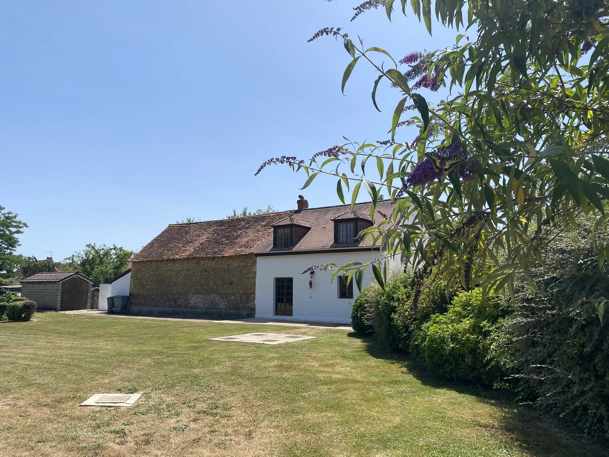 Charming three bedroom house with a large garden and barn