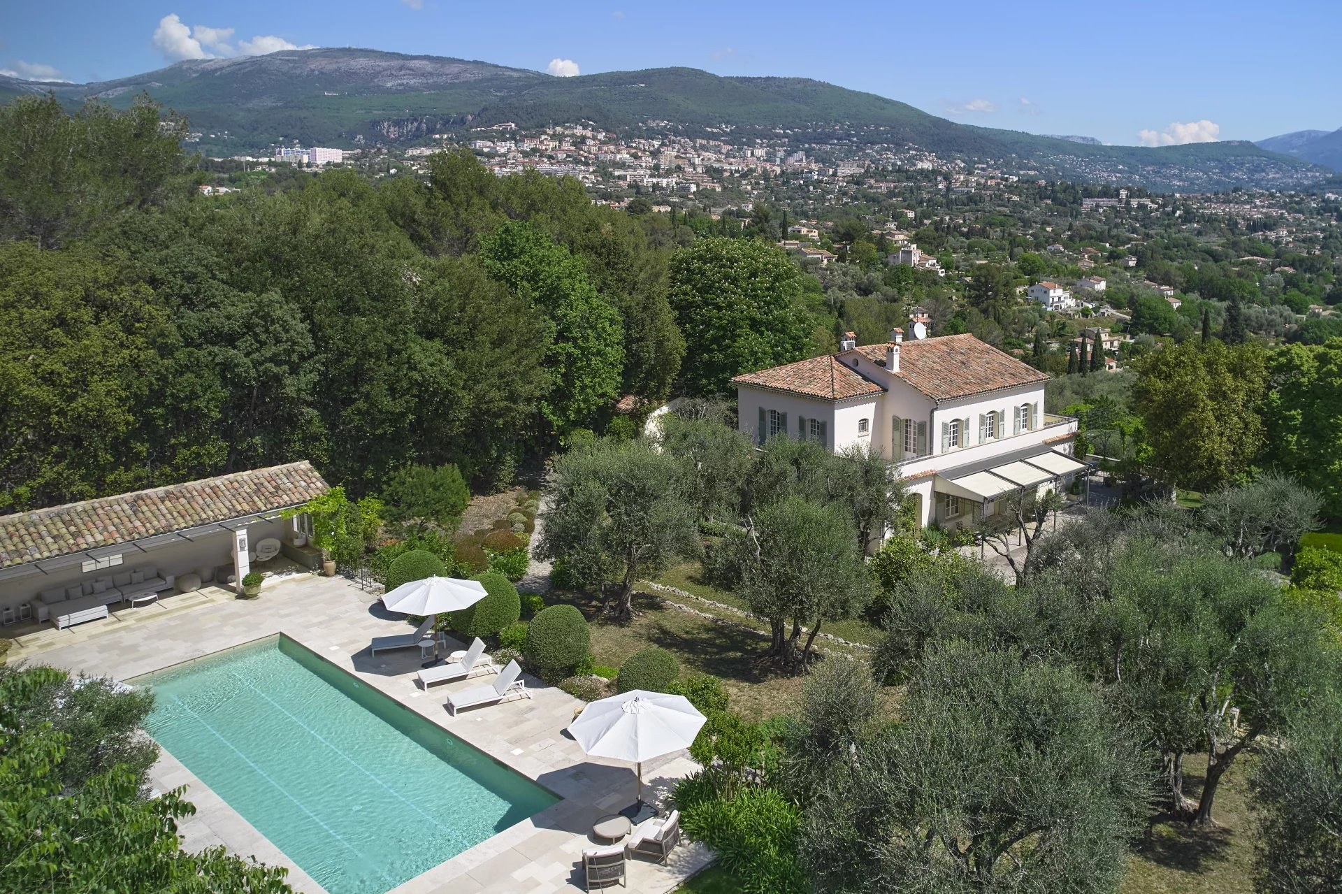 GRASSE - Une demeure de parfumeur avec piscine et vue