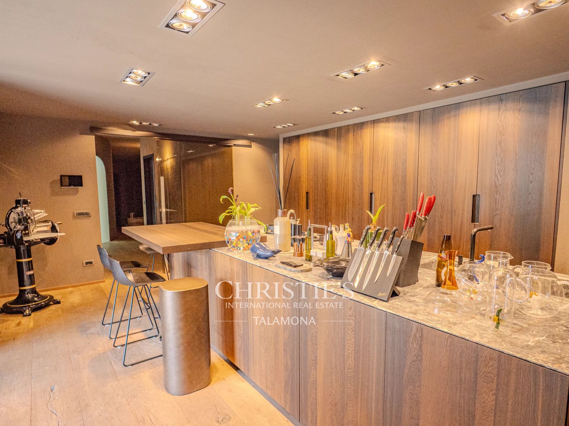 6 Bedroom Villa/Townhouse's Image 51