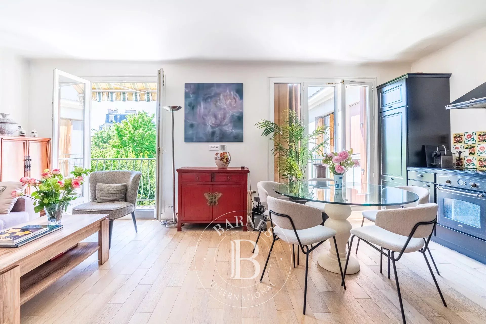 Neuilly-Château - Top floor - 3-bed apartment - Wide balcony - Quiet and leafy surroundings