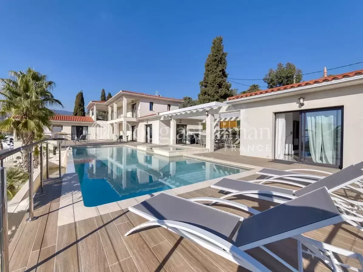 CHATEAUNEUF-DE-GRASSE : A Splendid property with seaviews - Picture n°2