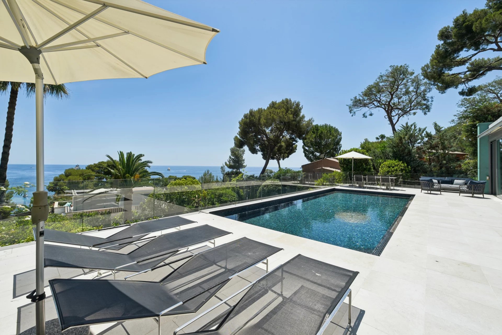 Villa contemporaine d'exception à Èze Bord de Mer – Un véritable écrin entre mer et montagne